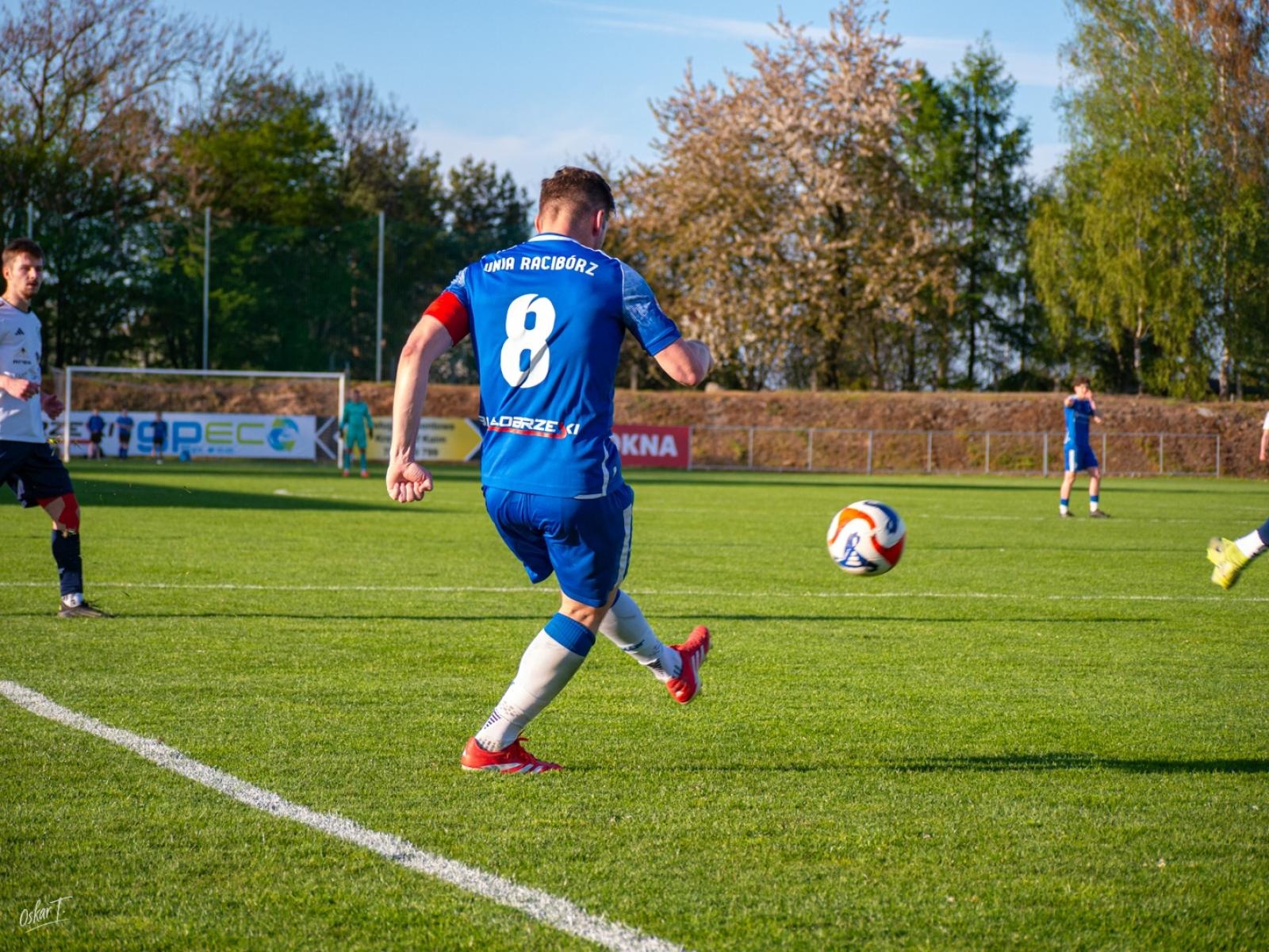 Zdjęcie w galerii na portalu naszwodzislaw.com: Wyrównany mecz i walka do końca. Unia Racibórz dzieli punkty z Naprzodem Czyżowice [FOTO] wiadomości z regionu