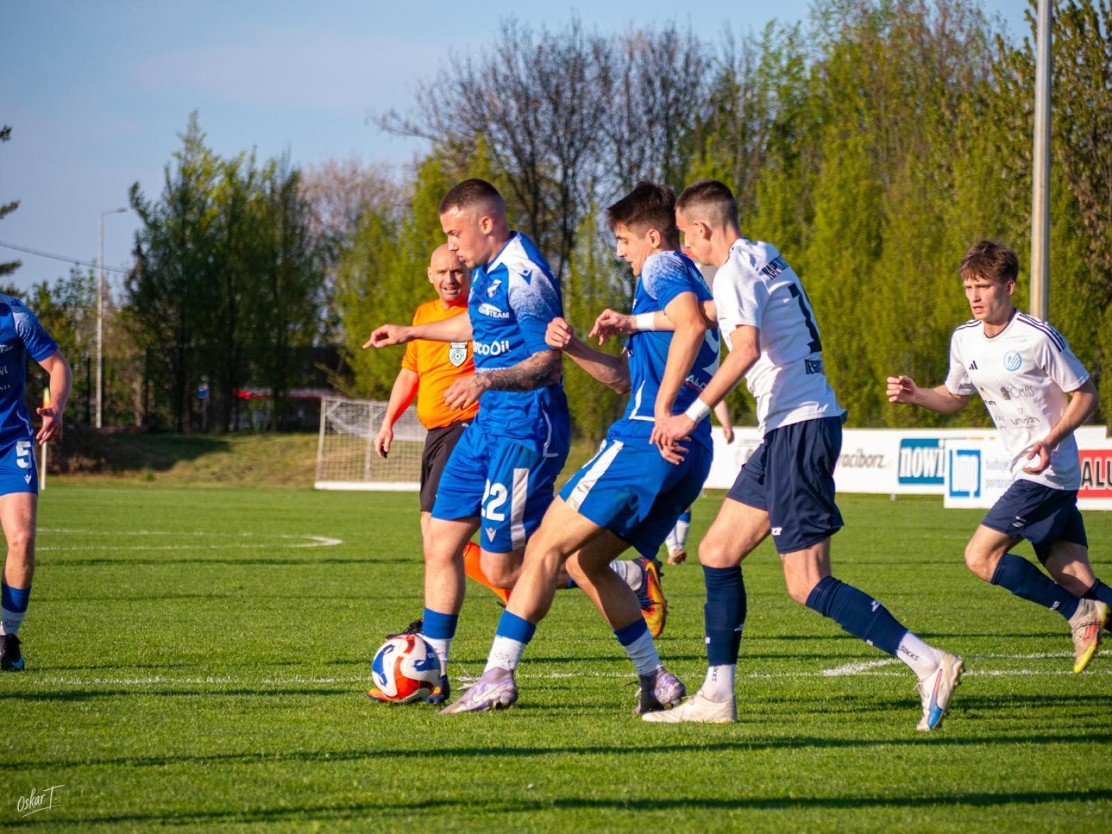 Zdjęcie w galerii na portalu naszwodzislaw.com: Wyrównany mecz i walka do końca. Unia Racibórz dzieli punkty z Naprzodem Czyżowice [FOTO] wiadomości z regionu