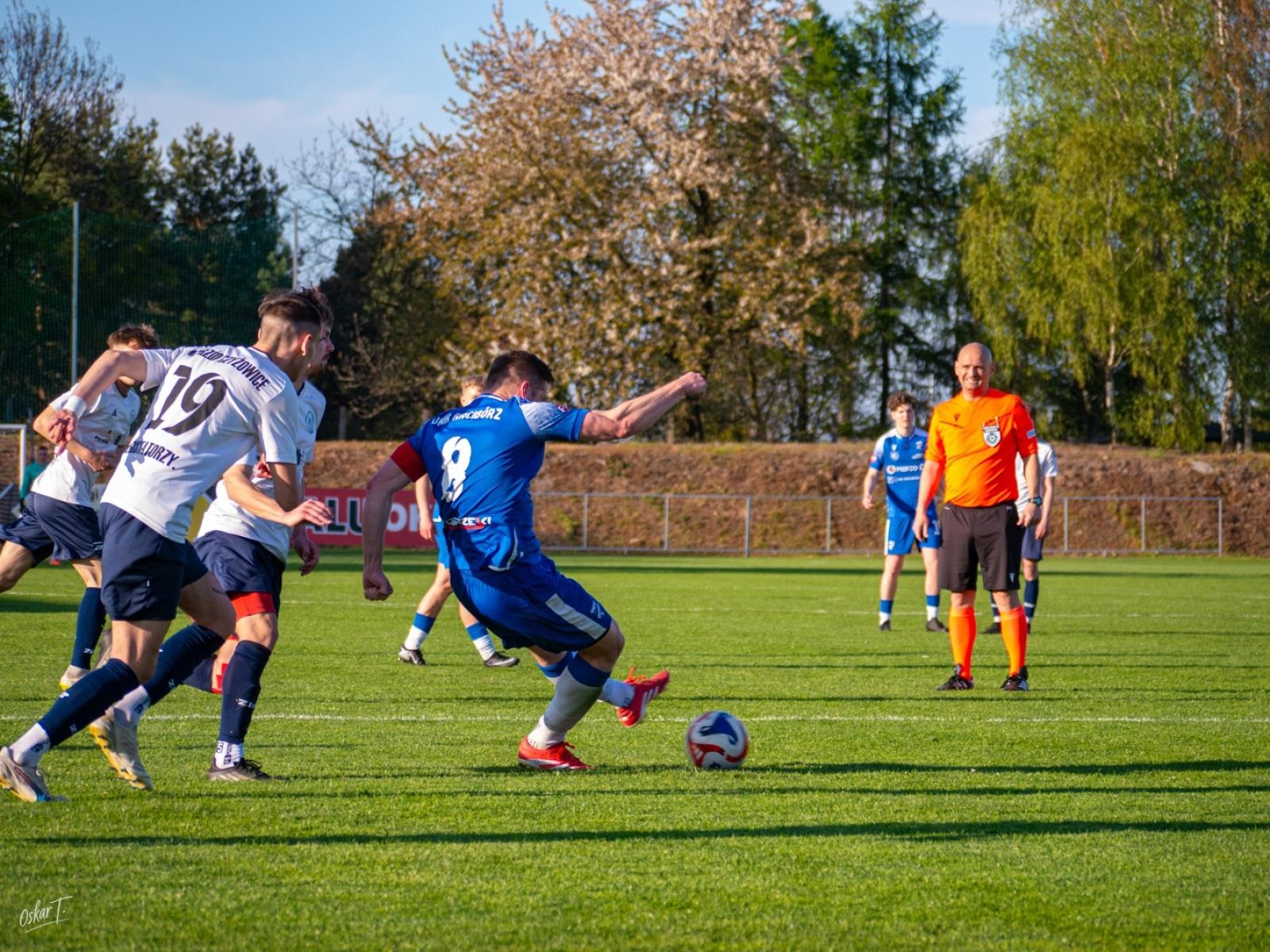 Zdjęcie w galerii na portalu naszwodzislaw.com: Wyrównany mecz i walka do końca. Unia Racibórz dzieli punkty z Naprzodem Czyżowice [FOTO] wiadomości z regionu