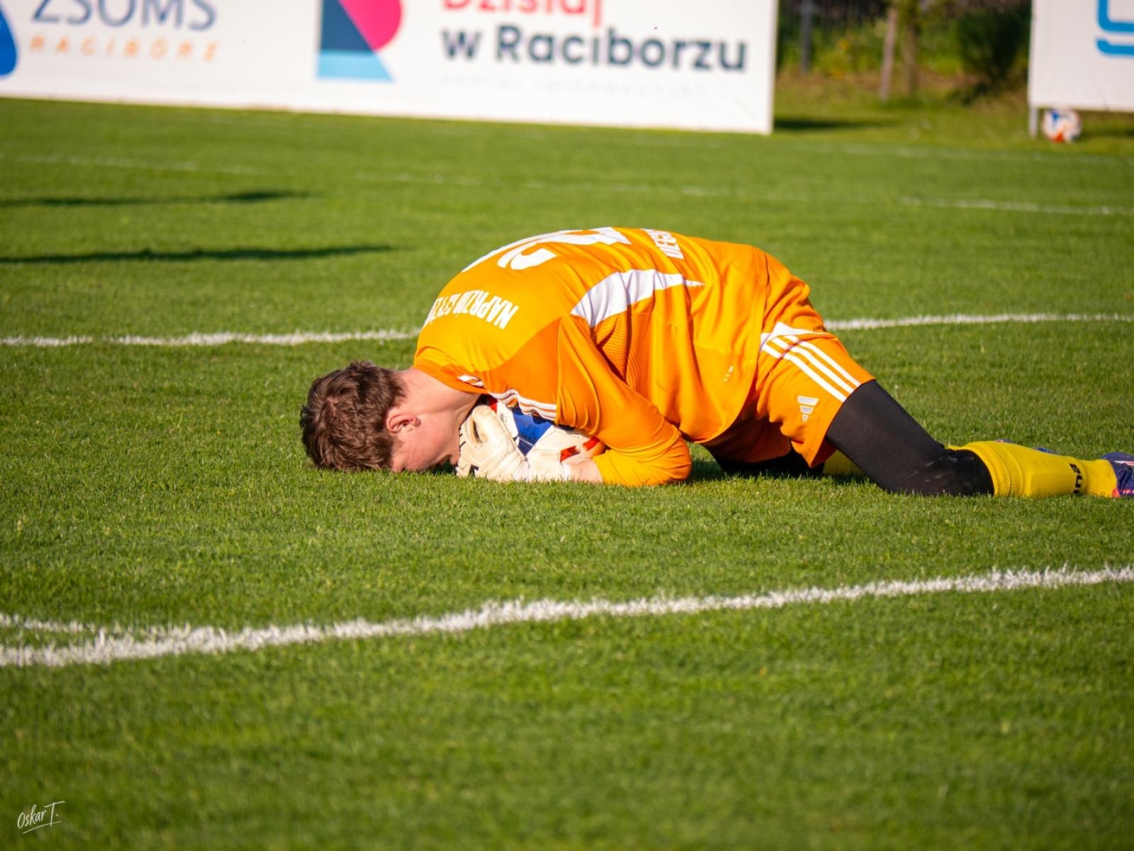 Zdjęcie w galerii na portalu naszwodzislaw.com: Wyrównany mecz i walka do końca. Unia Racibórz dzieli punkty z Naprzodem Czyżowice [FOTO] wiadomości z regionu