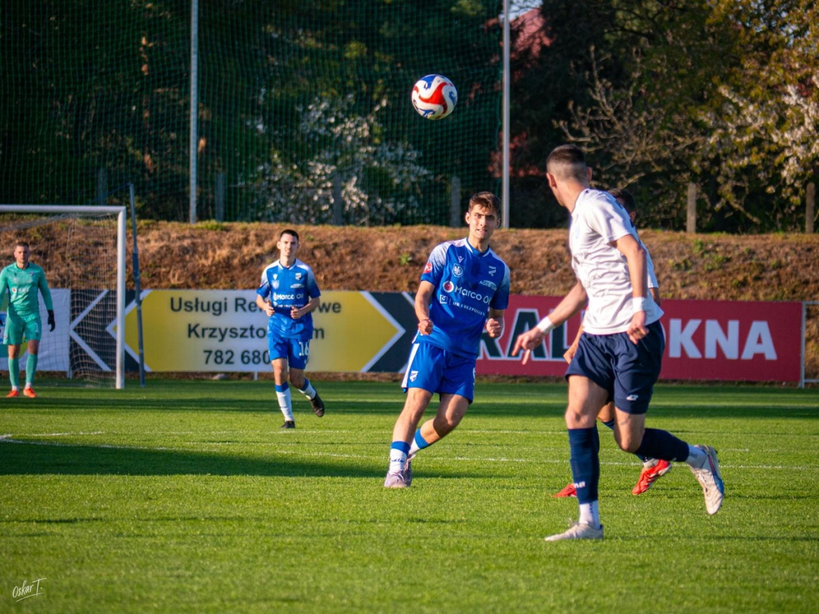 Zdjęcie w galerii na portalu naszwodzislaw.com: Wyrównany mecz i walka do końca. Unia Racibórz dzieli punkty z Naprzodem Czyżowice [FOTO] wiadomości z regionu