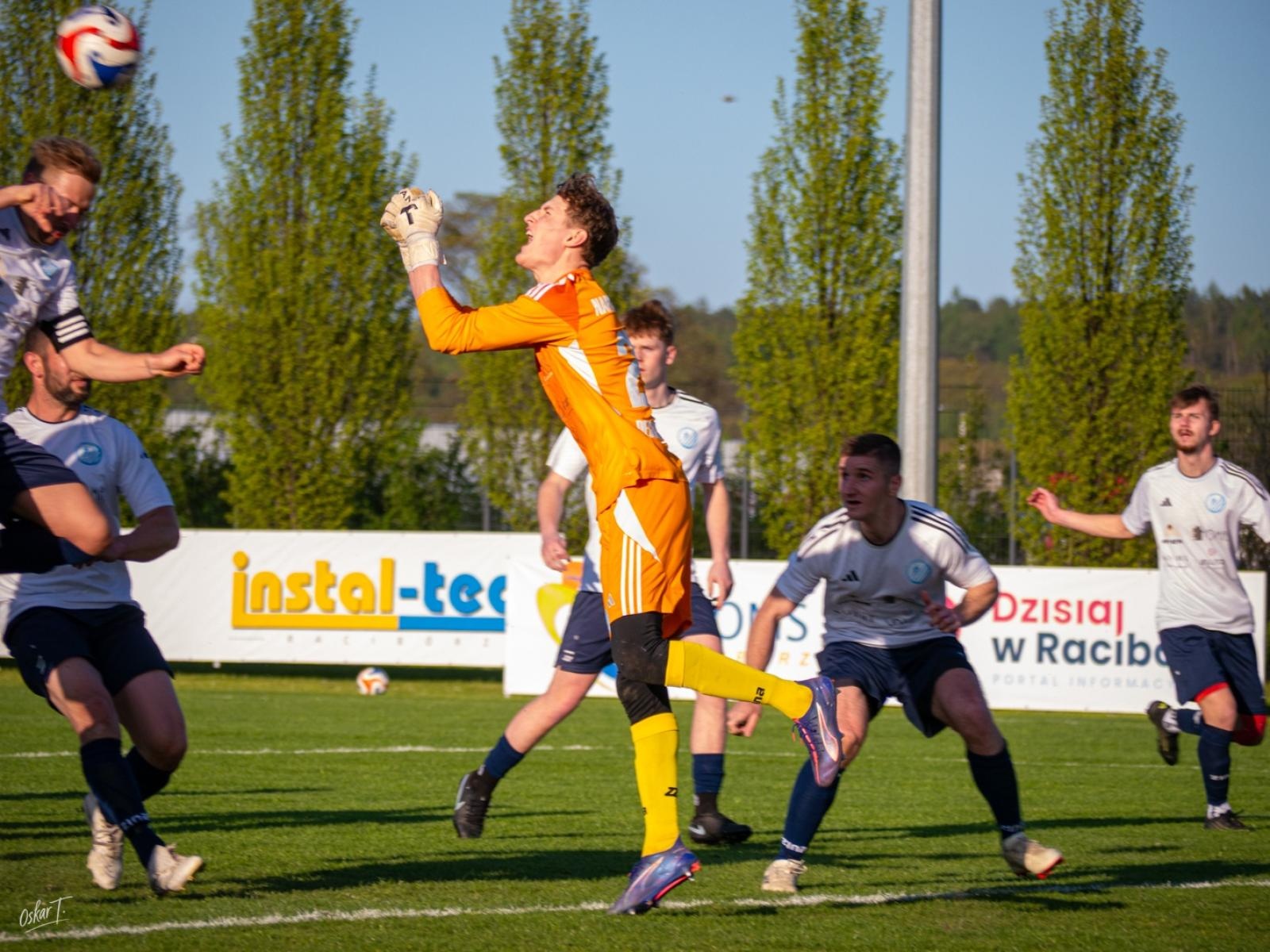 Zdjęcie w galerii na portalu naszwodzislaw.com: Wyrównany mecz i walka do końca. Unia Racibórz dzieli punkty z Naprzodem Czyżowice [FOTO] wiadomości z regionu