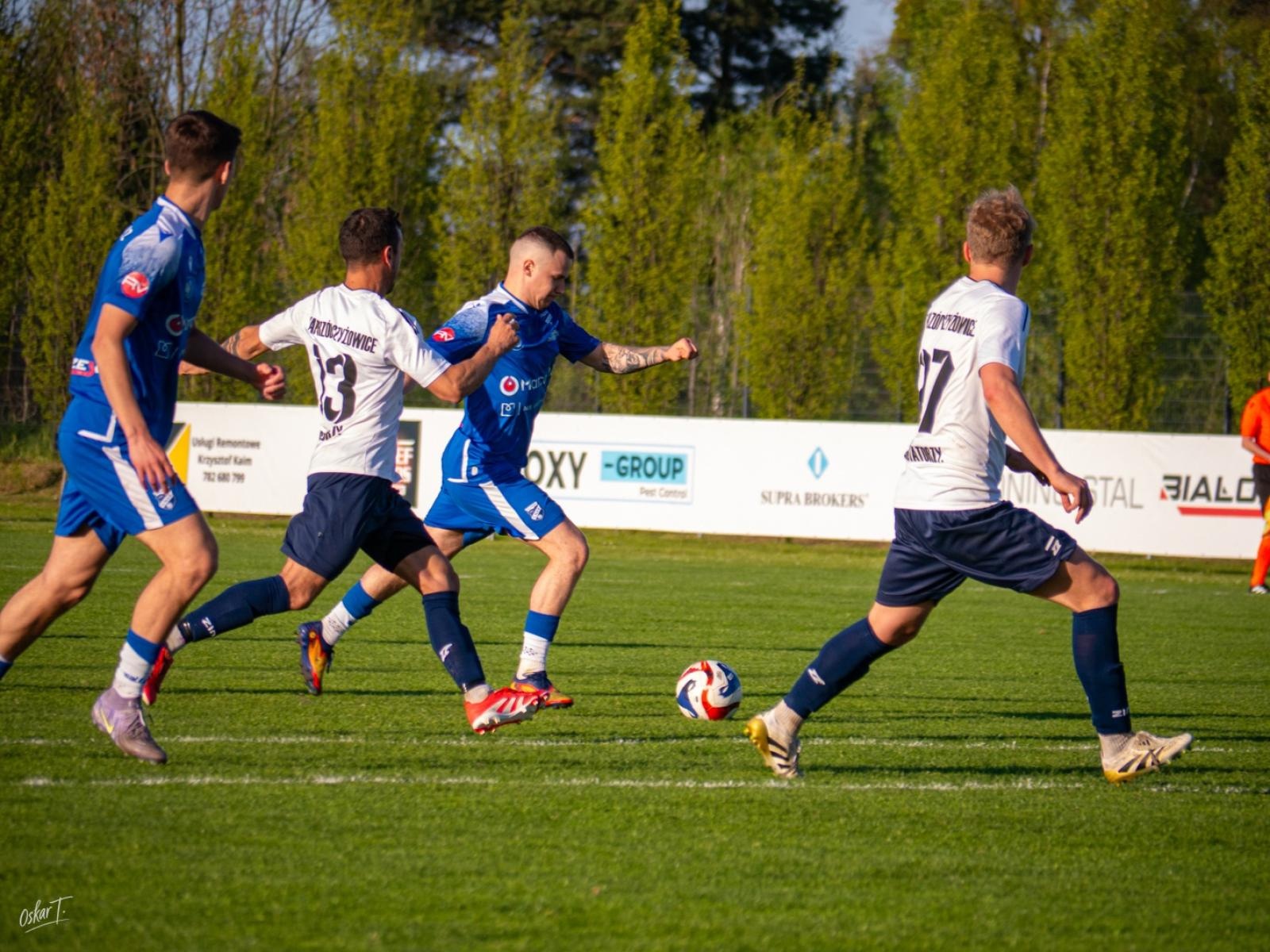 Zdjęcie w galerii na portalu naszwodzislaw.com: Wyrównany mecz i walka do końca. Unia Racibórz dzieli punkty z Naprzodem Czyżowice [FOTO] wiadomości z regionu