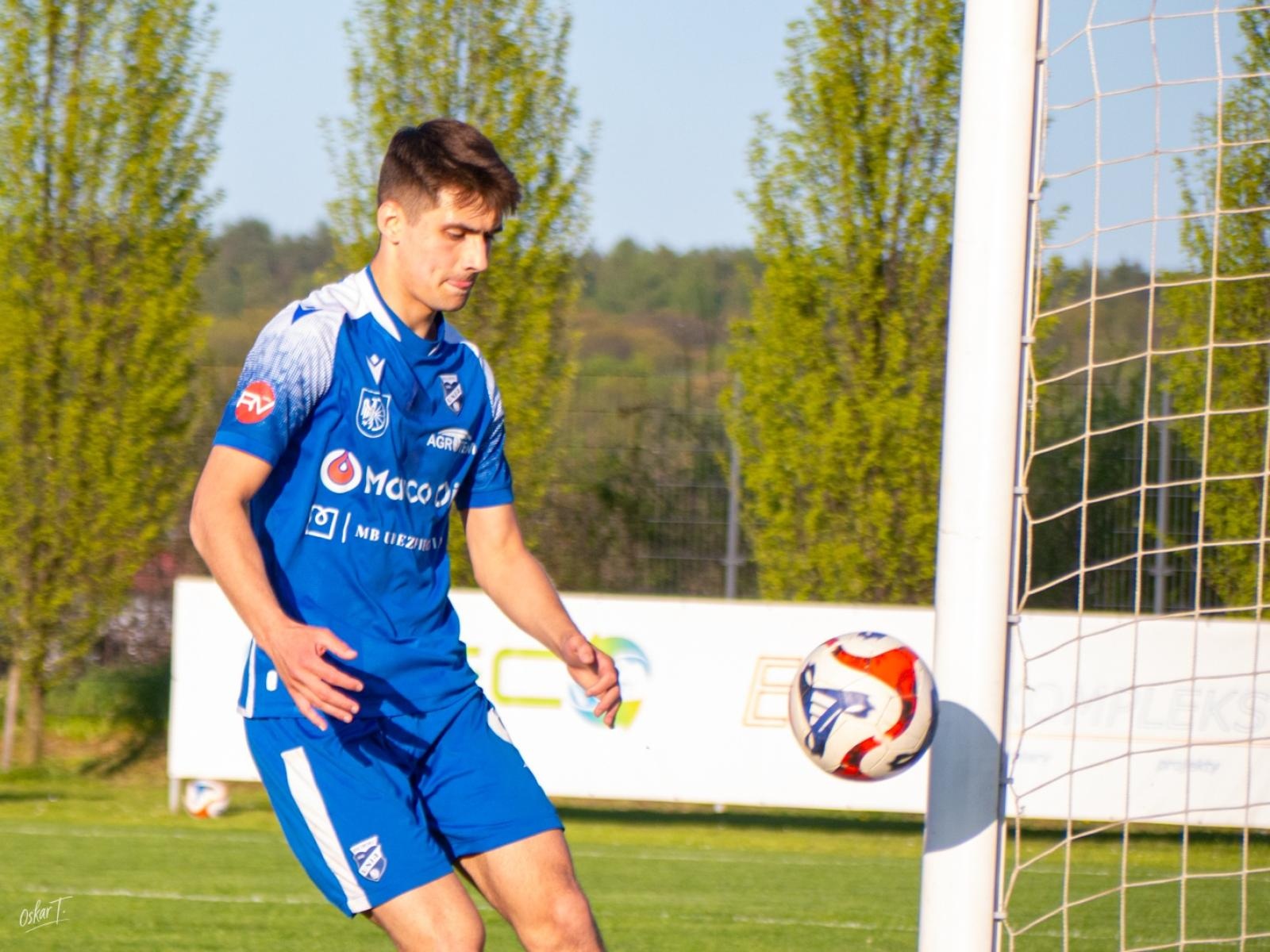 Zdjęcie w galerii na portalu naszwodzislaw.com: Wyrównany mecz i walka do końca. Unia Racibórz dzieli punkty z Naprzodem Czyżowice [FOTO] wiadomości z regionu