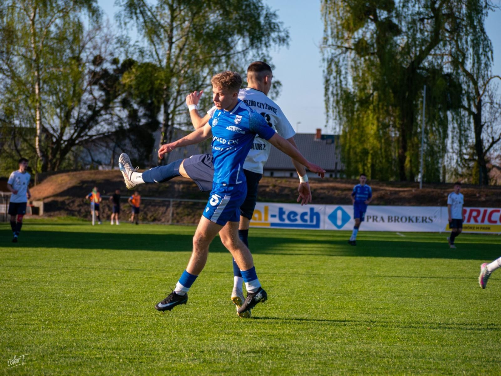 Zdjęcie w galerii na portalu naszwodzislaw.com: Wyrównany mecz i walka do końca. Unia Racibórz dzieli punkty z Naprzodem Czyżowice [FOTO] wiadomości z regionu