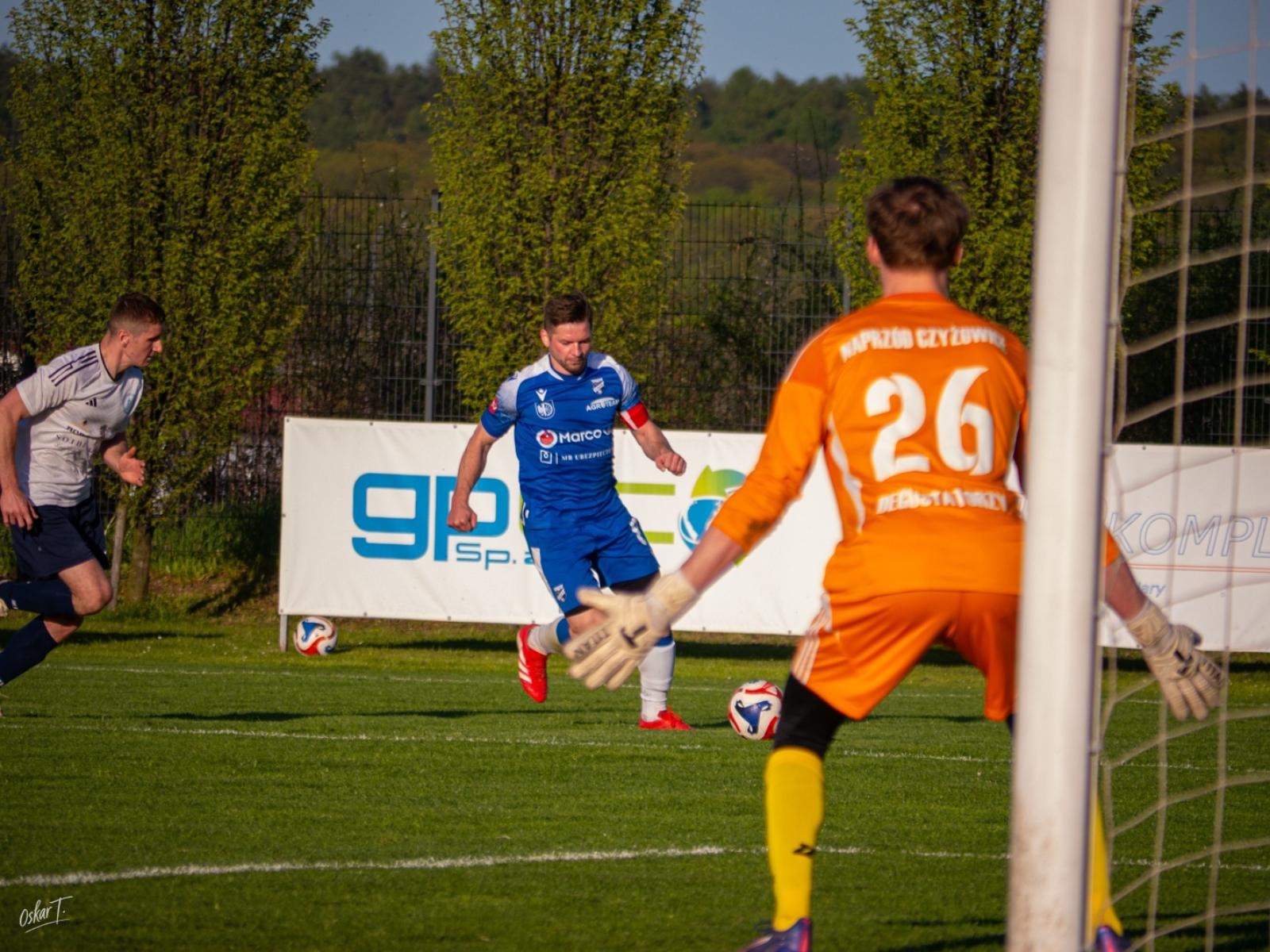 Zdjęcie w galerii na portalu naszwodzislaw.com: Wyrównany mecz i walka do końca. Unia Racibórz dzieli punkty z Naprzodem Czyżowice [FOTO] wiadomości z regionu