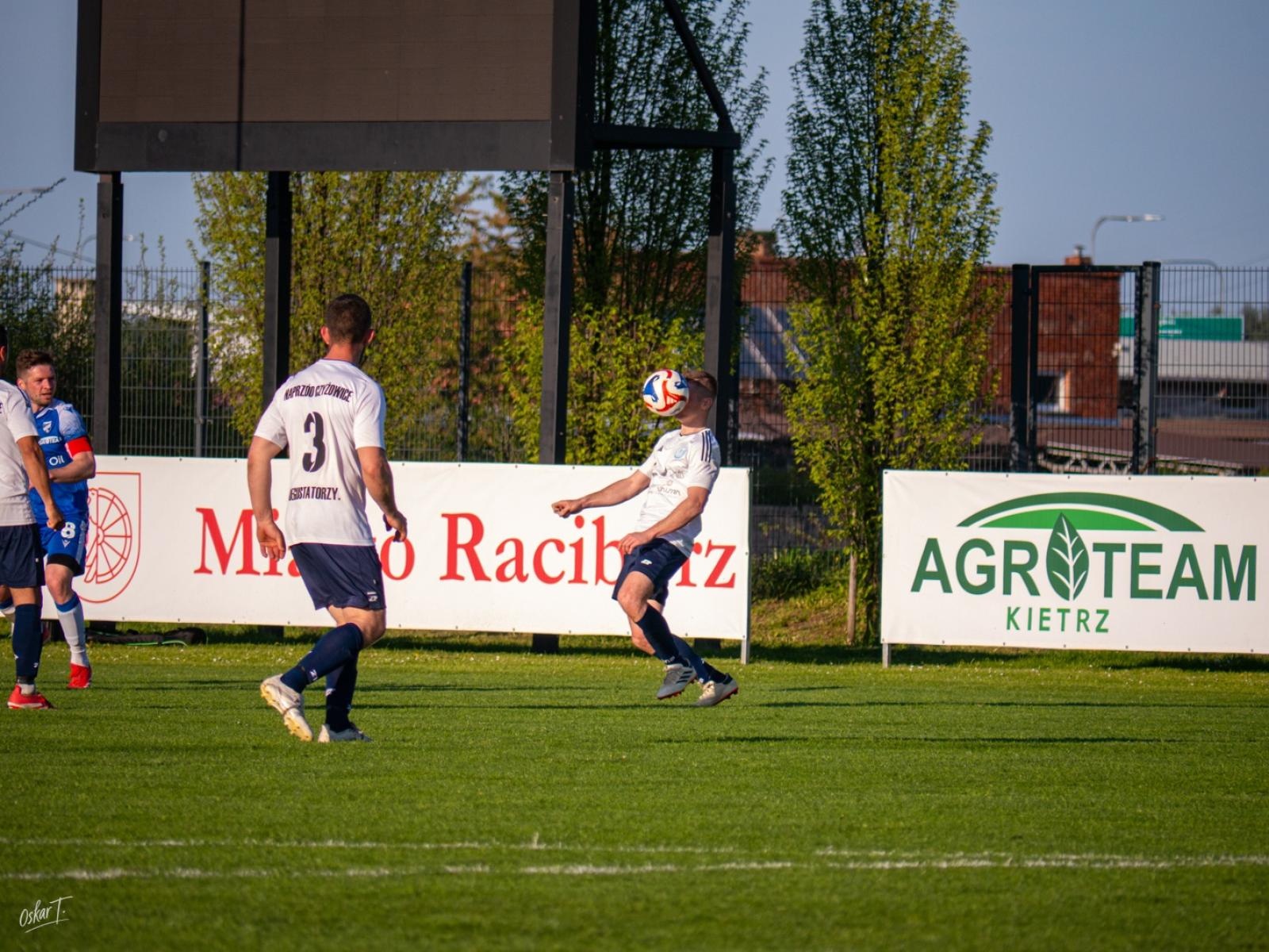 Zdjęcie w galerii na portalu naszwodzislaw.com: Wyrównany mecz i walka do końca. Unia Racibórz dzieli punkty z Naprzodem Czyżowice [FOTO] wiadomości z regionu