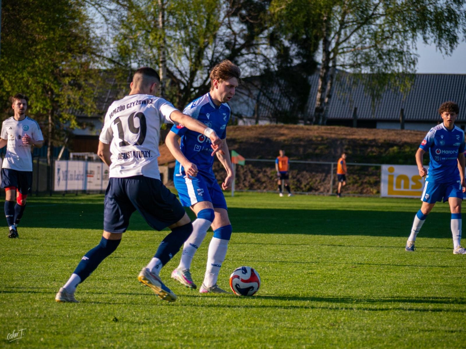 Zdjęcie w galerii na portalu naszwodzislaw.com: Wyrównany mecz i walka do końca. Unia Racibórz dzieli punkty z Naprzodem Czyżowice [FOTO] wiadomości z regionu