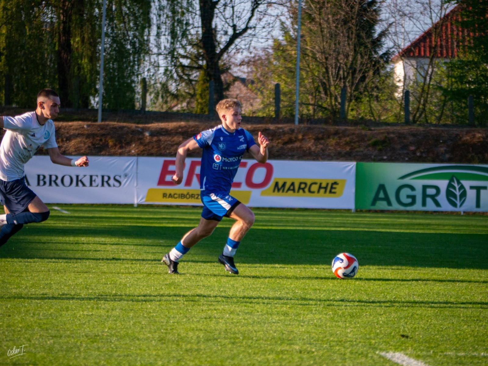 Zdjęcie w galerii na portalu naszwodzislaw.com: Wyrównany mecz i walka do końca. Unia Racibórz dzieli punkty z Naprzodem Czyżowice [FOTO] wiadomości z regionu