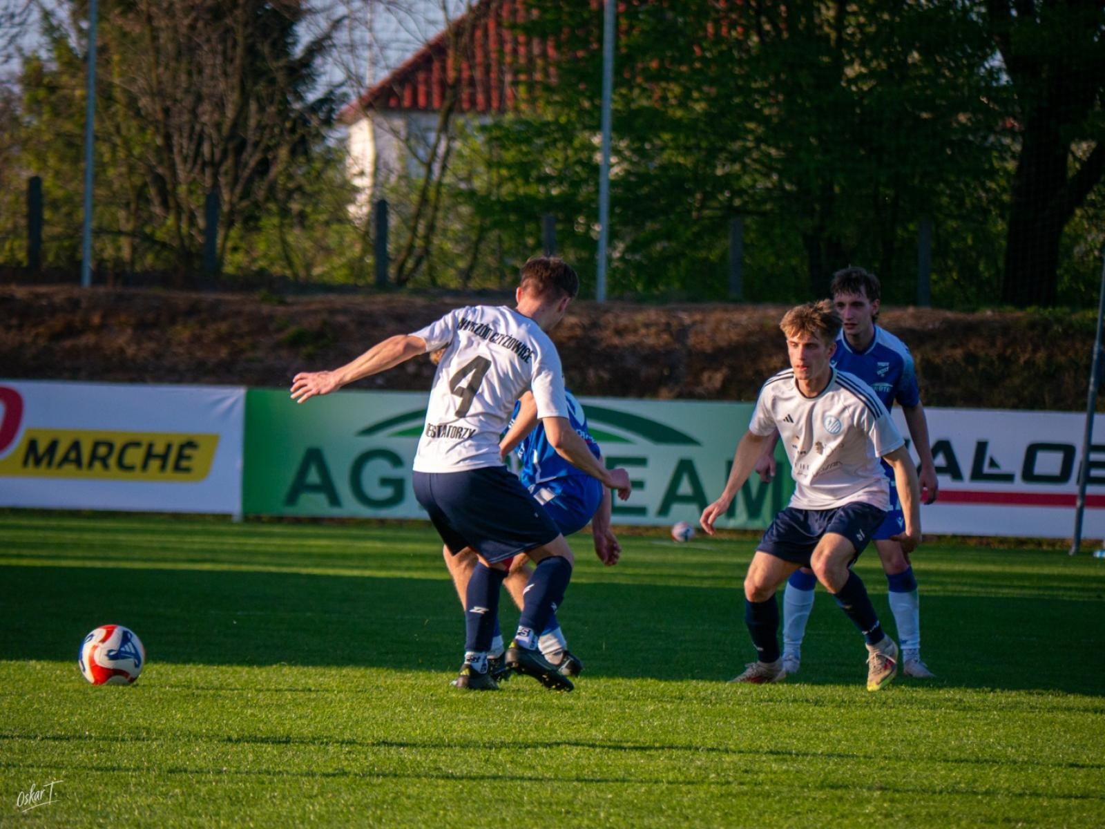 Zdjęcie w galerii na portalu naszwodzislaw.com: Wyrównany mecz i walka do końca. Unia Racibórz dzieli punkty z Naprzodem Czyżowice [FOTO] wiadomości z regionu