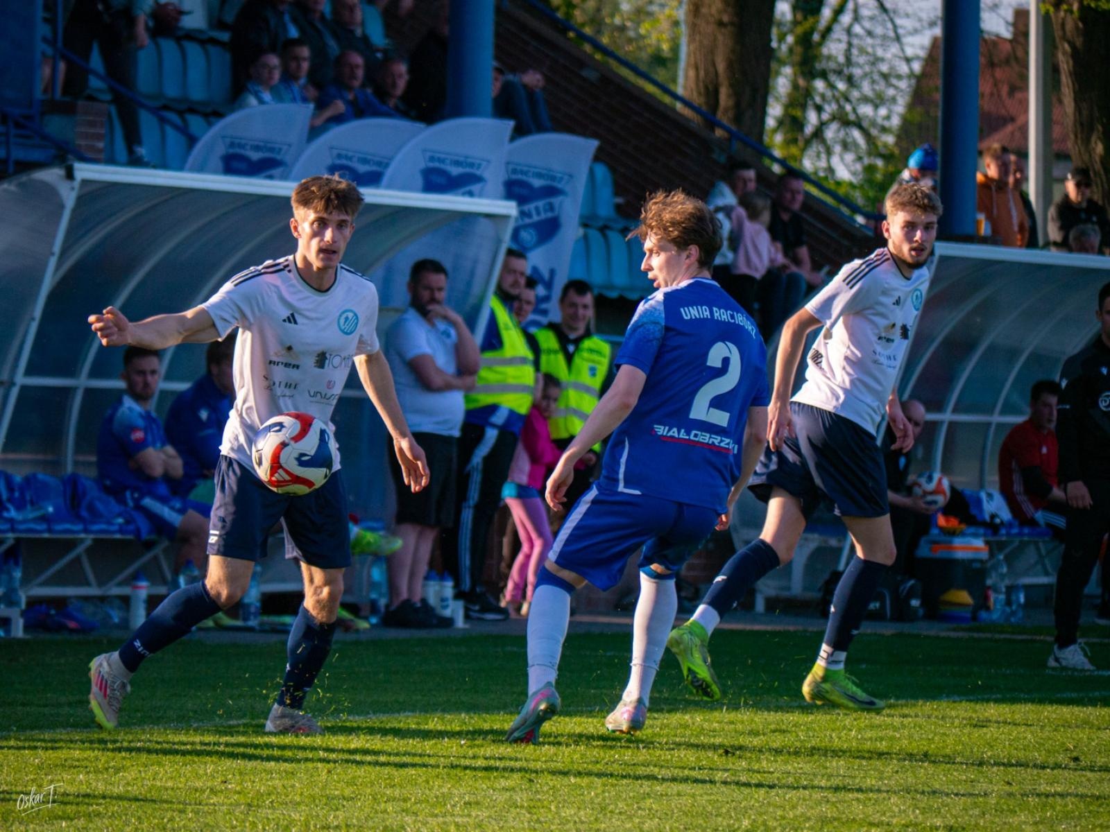 Zdjęcie w galerii na portalu naszwodzislaw.com: Wyrównany mecz i walka do końca. Unia Racibórz dzieli punkty z Naprzodem Czyżowice [FOTO] wiadomości z regionu