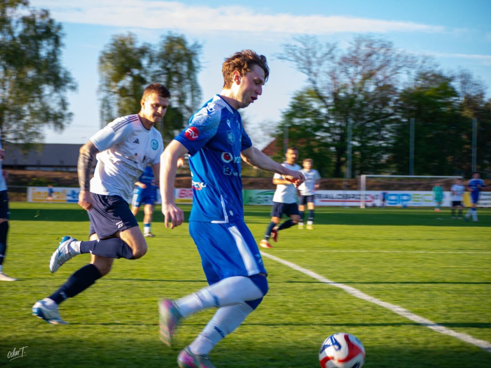 Zdjęcie w galerii na portalu naszwodzislaw.com: Wyrównany mecz i walka do końca. Unia Racibórz dzieli punkty z Naprzodem Czyżowice [FOTO] wiadomości z regionu