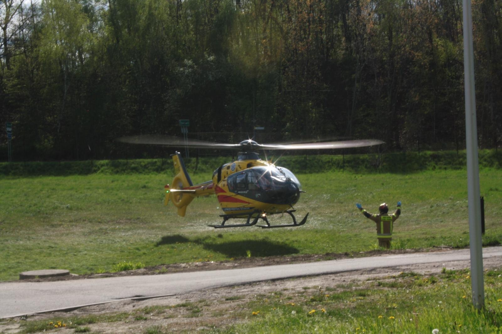 Zdjęcie w galerii na portalu naszwodzislaw.com: Dramatyczna akcja ratunkowa w Wodzisławiu Śląskim. Śmigłowiec LPR lądował przy kaplicy wiadomości z regionu