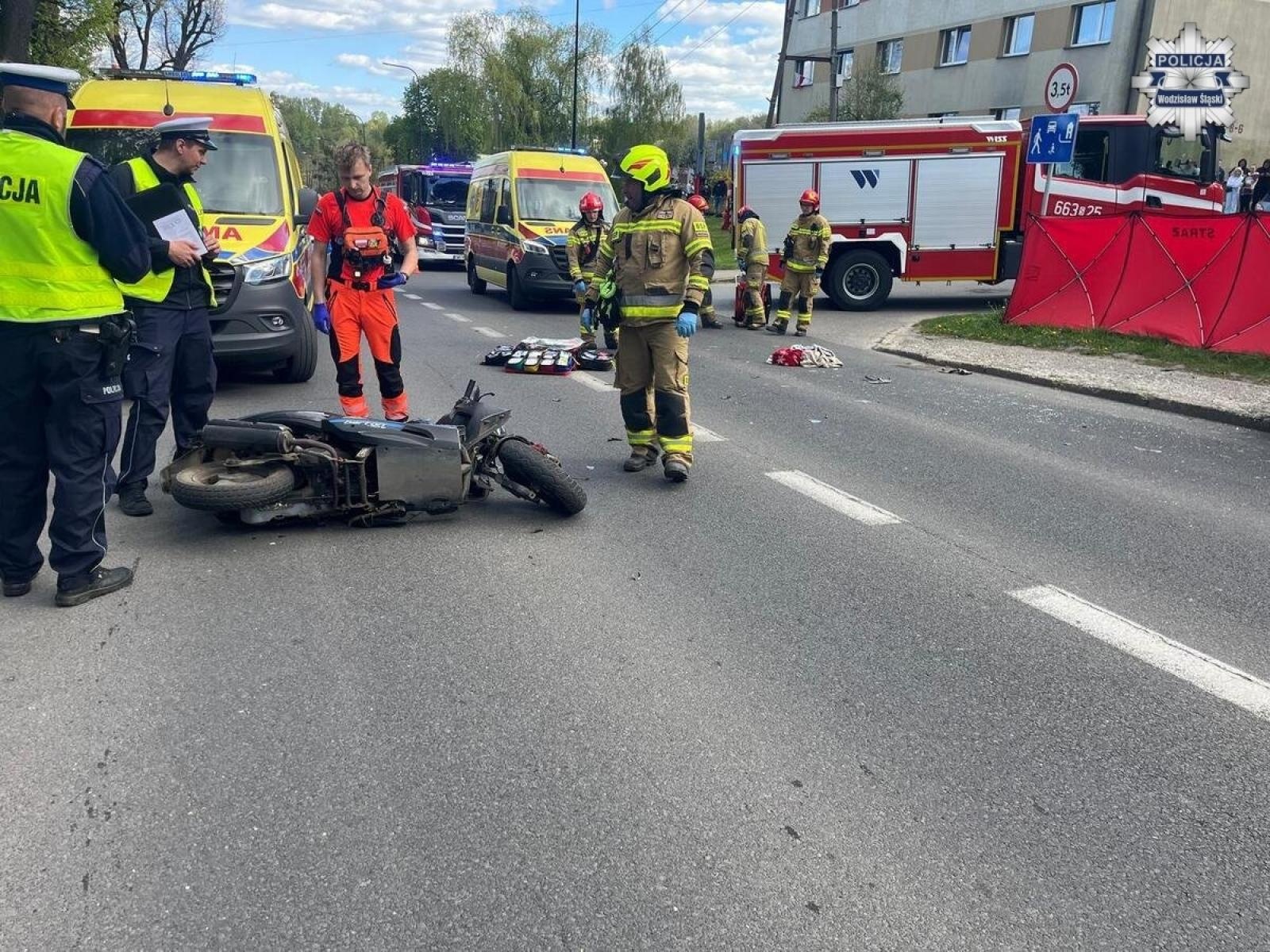Zdjęcie w galerii na portalu naszwodzislaw.com: Zderzenie Mercedesa z motorowerem w Pszowie. Poważne obrażenia jednego z poszkodowanych [KOMUNIKAT POLICJI] wiadomości z regionu