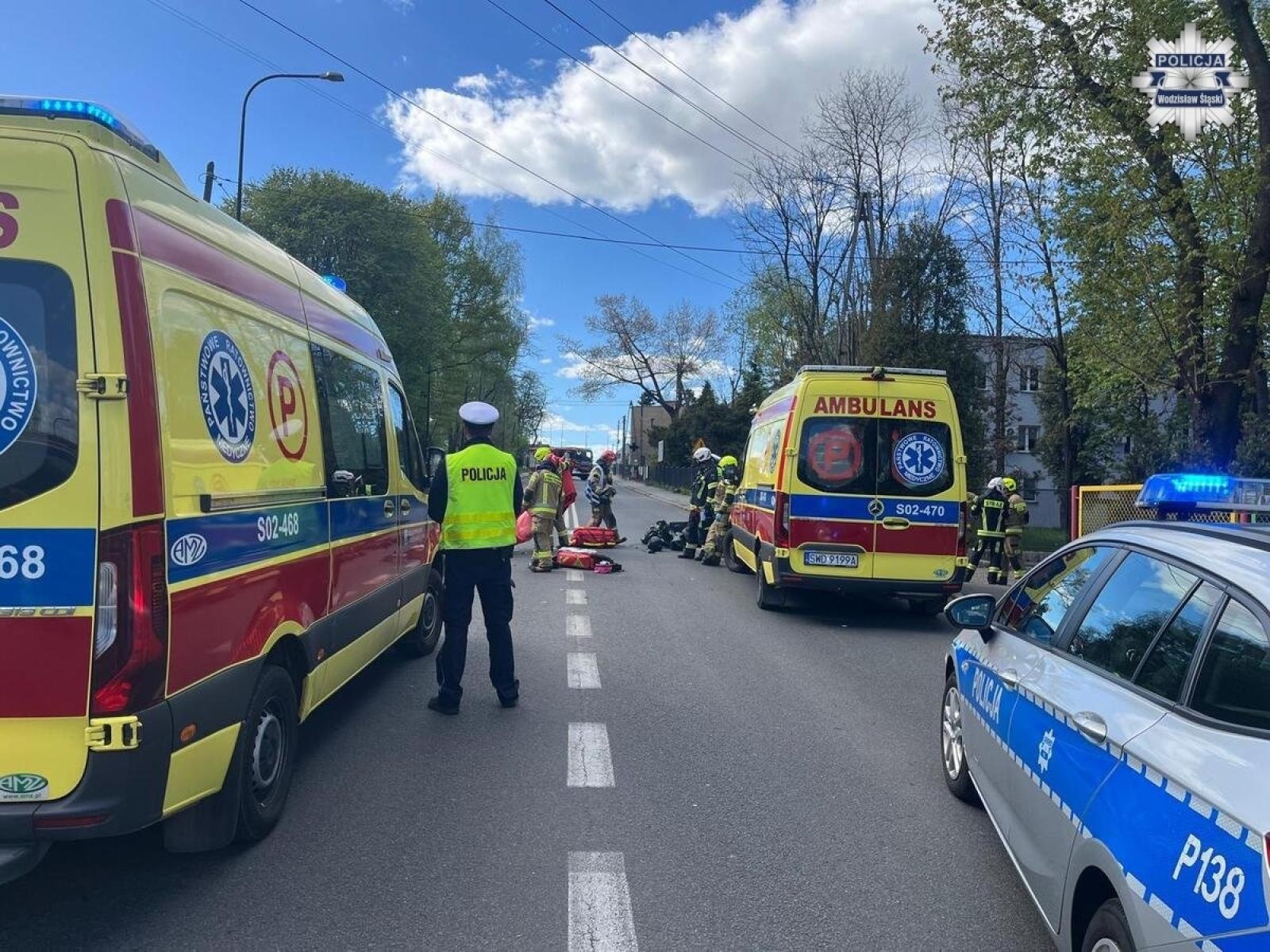 Zdjęcie w galerii na portalu naszwodzislaw.com: Zderzenie Mercedesa z motorowerem w Pszowie. Poważne obrażenia jednego z poszkodowanych [KOMUNIKAT POLICJI] wiadomości z regionu