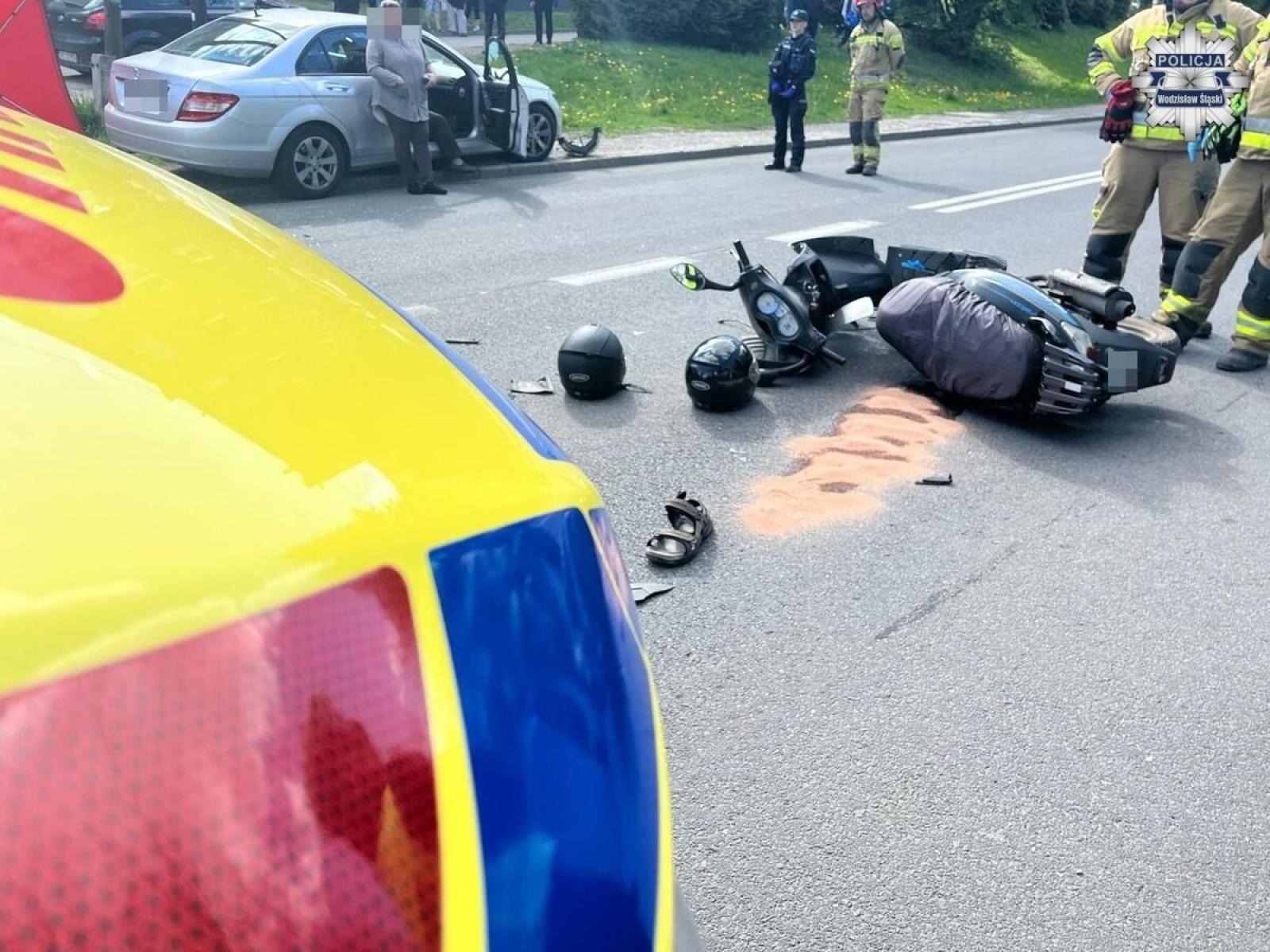 Zdjęcie w galerii na portalu naszwodzislaw.com: Zderzenie Mercedesa z motorowerem w Pszowie. Poważne obrażenia jednego z poszkodowanych [KOMUNIKAT POLICJI] wiadomości z regionu