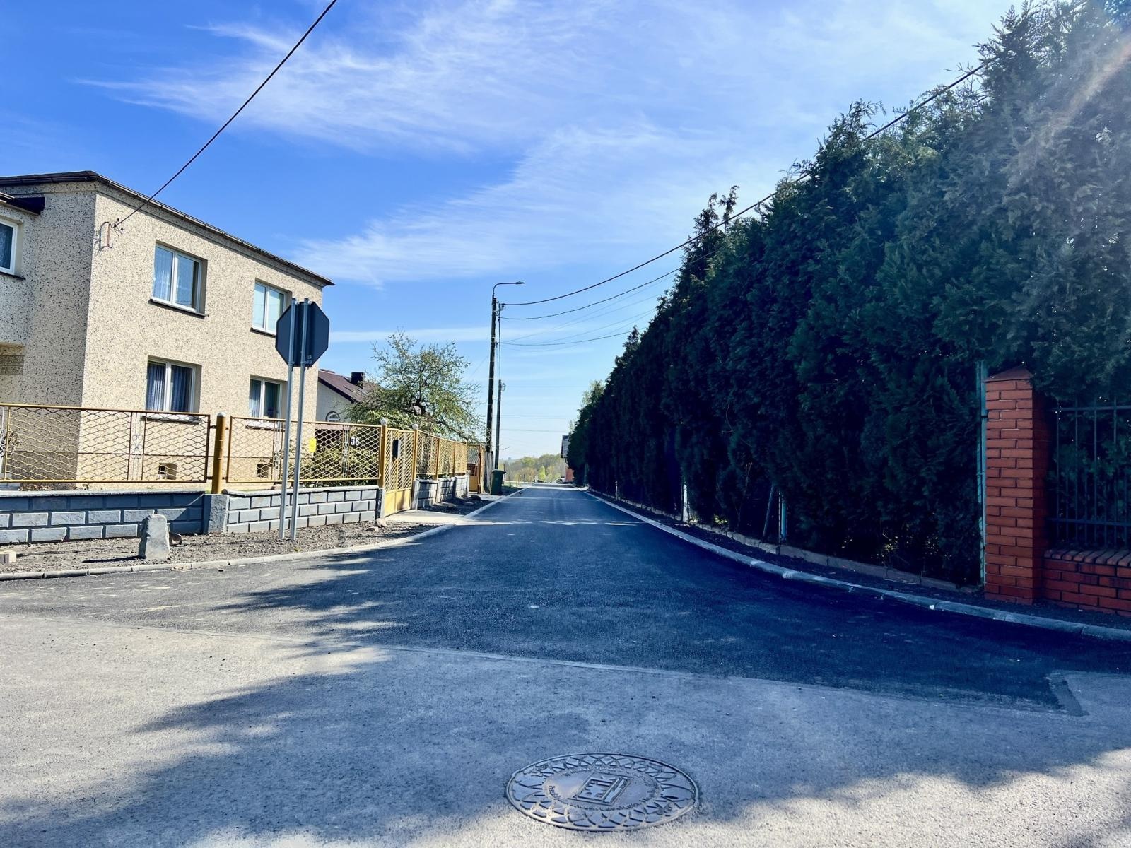 Zdjęcie w galerii na portalu naszwodzislaw.com: Nowa jakość na bocznej Strażackiej. Mieszkańcy Kokoszyc zyskali bezpieczniejszą drogę wiadomości z regionu