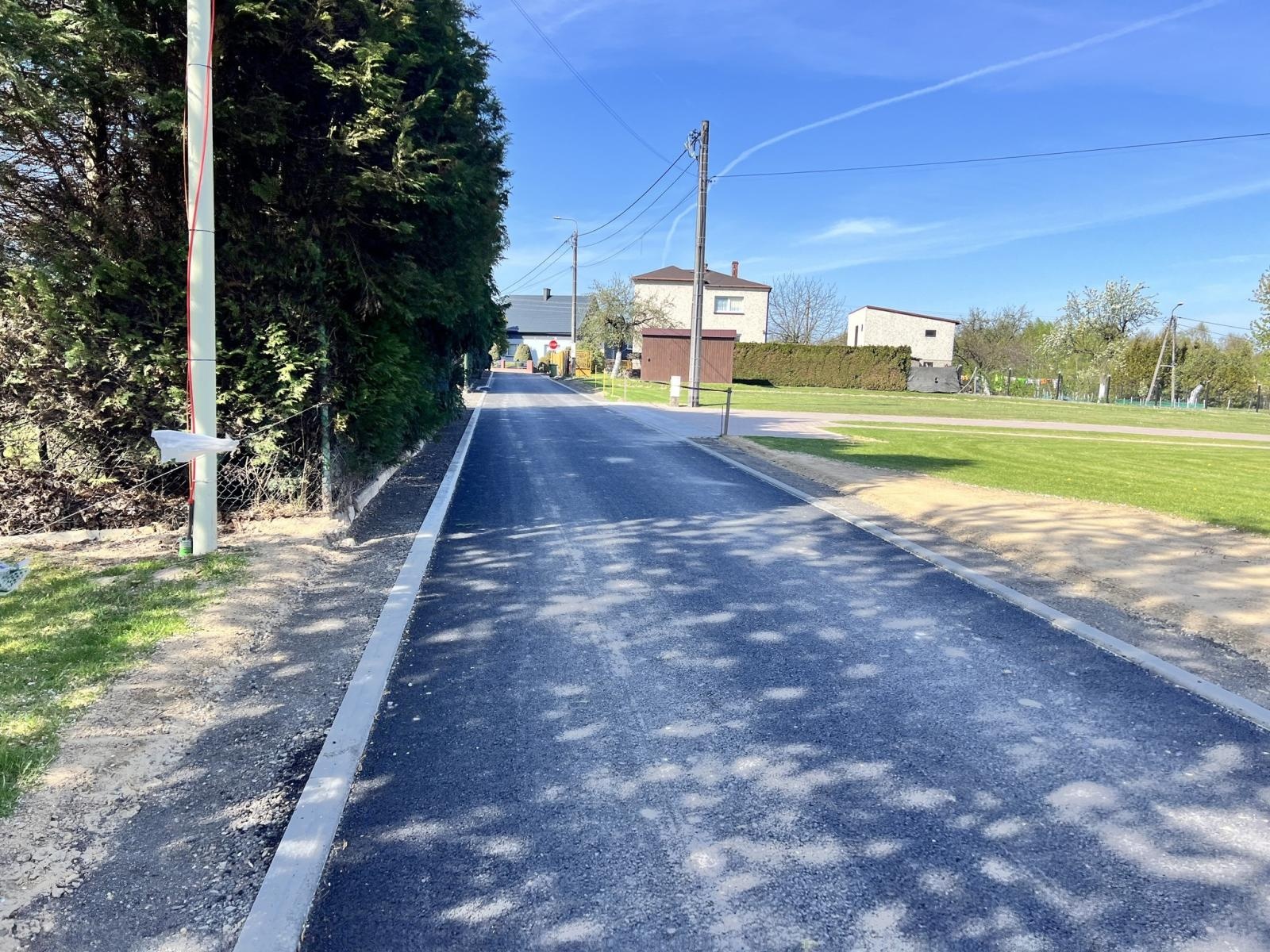 Zdjęcie w galerii na portalu naszwodzislaw.com: Nowa jakość na bocznej Strażackiej. Mieszkańcy Kokoszyc zyskali bezpieczniejszą drogę wiadomości z regionu