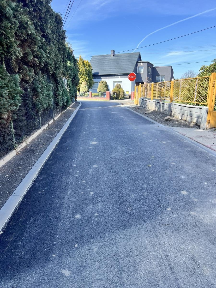 Zdjęcie w galerii na portalu naszwodzislaw.com: Nowa jakość na bocznej Strażackiej. Mieszkańcy Kokoszyc zyskali bezpieczniejszą drogę wiadomości z regionu