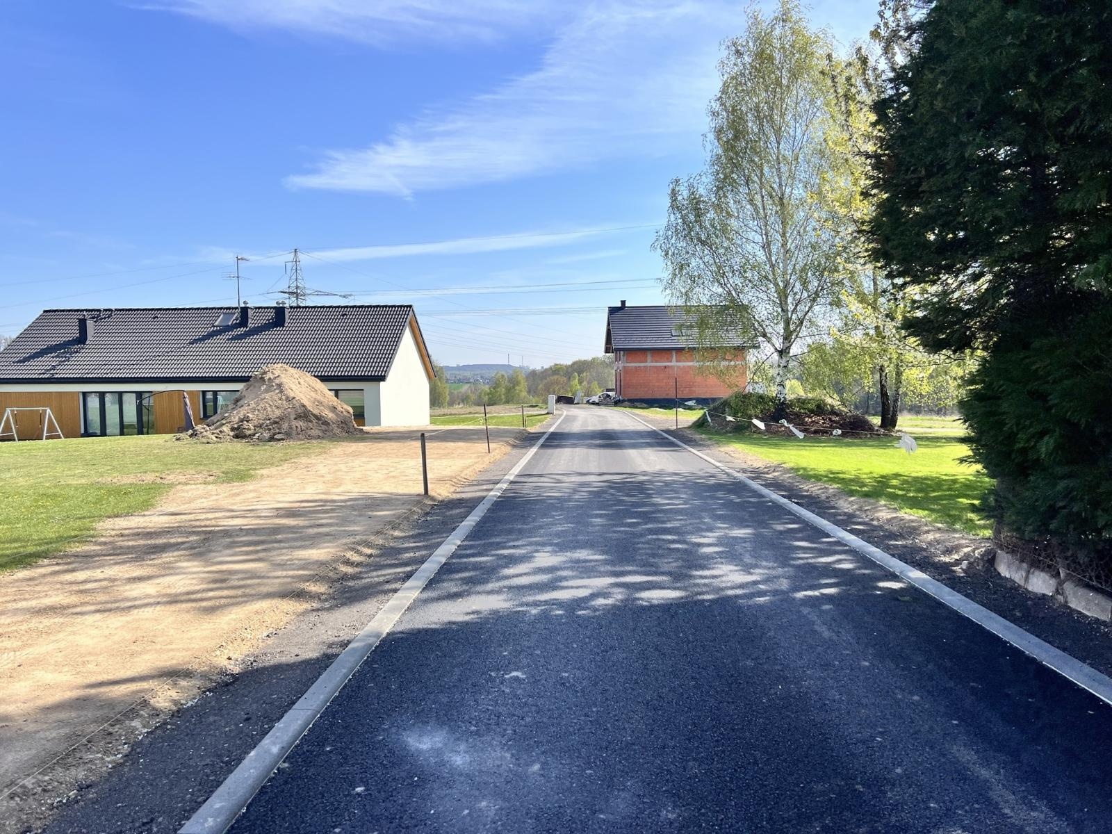 Zdjęcie w galerii na portalu naszwodzislaw.com: Nowa jakość na bocznej Strażackiej. Mieszkańcy Kokoszyc zyskali bezpieczniejszą drogę wiadomości z regionu