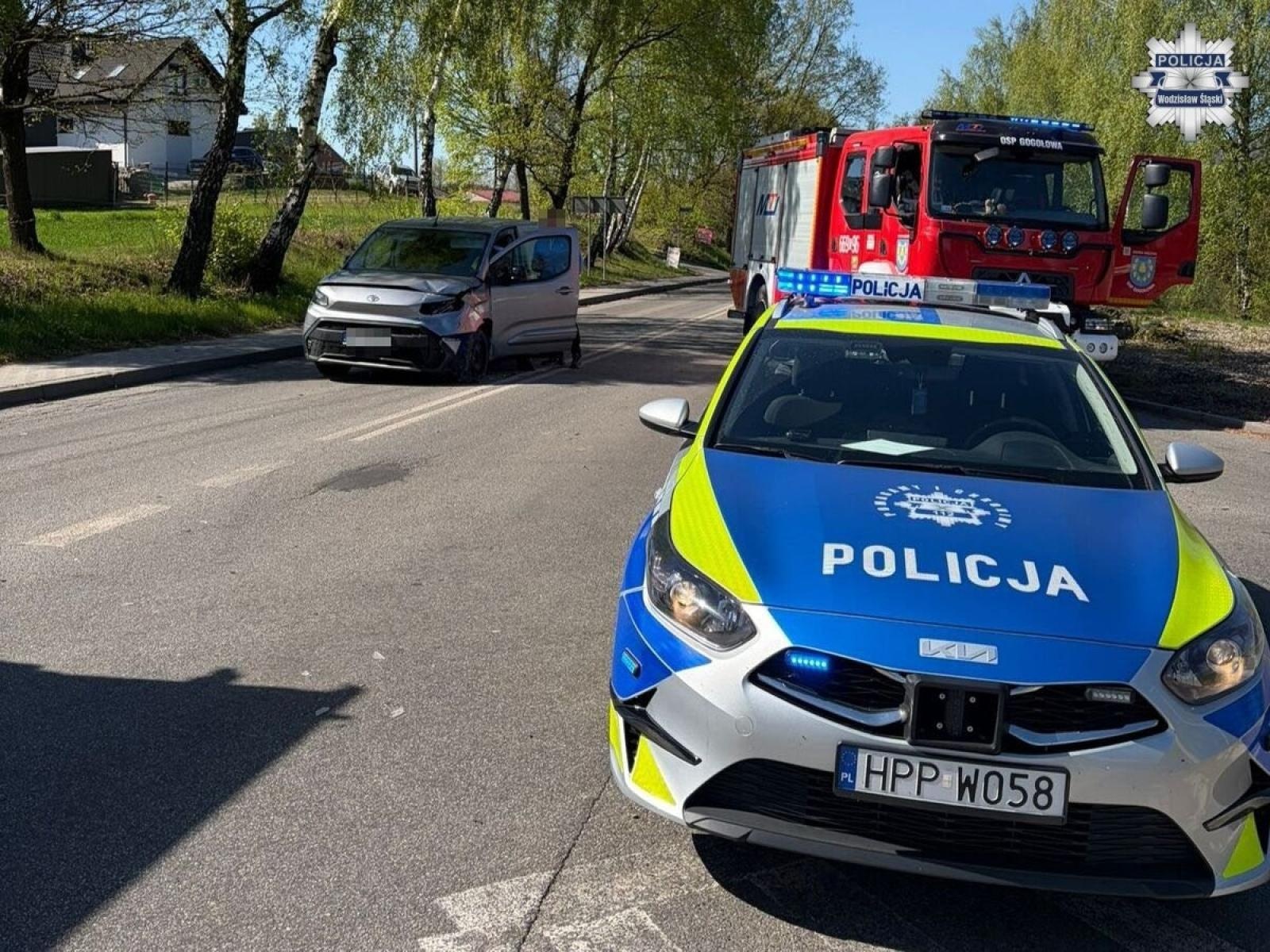 Zdjęcie w galerii na portalu naszwodzislaw.com: Groźne zdarzenie na skrzyżowaniu w Gogołowej. Decydowały sekundy wiadomości z regionu