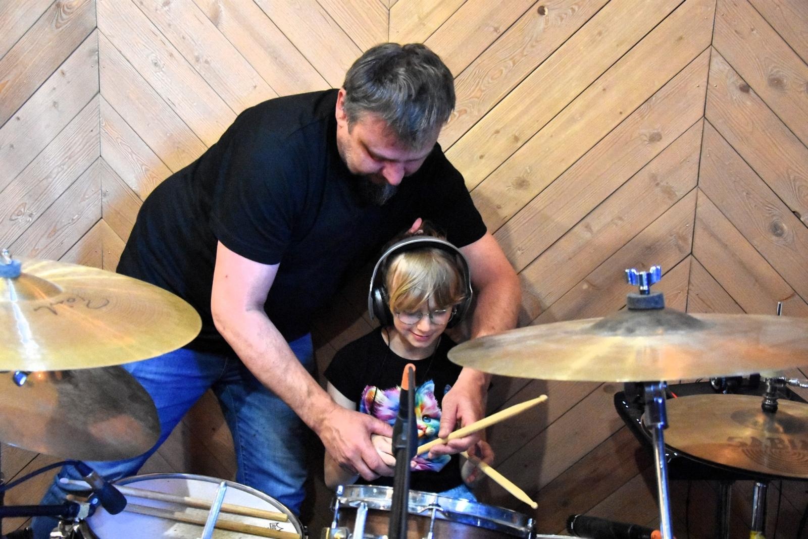 Zdjęcie w galerii na portalu naszwodzislaw.com: Spełnione marzenie 10-latki. Zespół Łzy zaprosił Weronikę na wyjątkową lekcję [FOTO] wiadomości z regionu