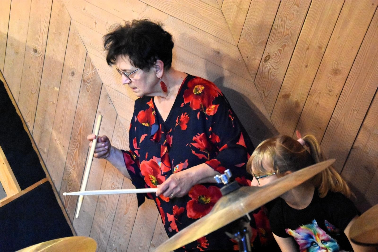 Zdjęcie w galerii na portalu naszwodzislaw.com: Spełnione marzenie 10-latki. Zespół Łzy zaprosił Weronikę na wyjątkową lekcję [FOTO] wiadomości z regionu