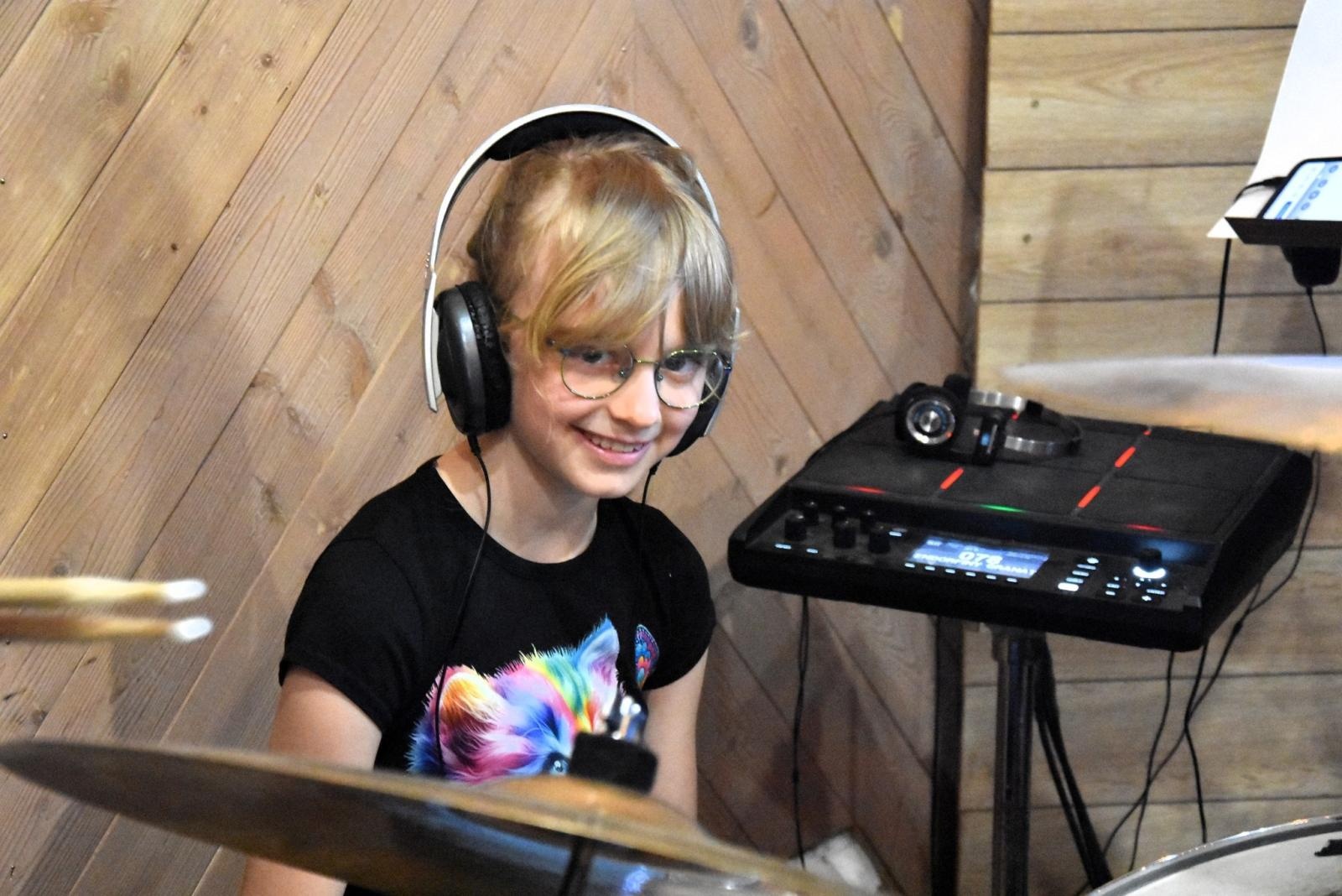 Zdjęcie w galerii na portalu naszwodzislaw.com: Spełnione marzenie 10-latki. Zespół Łzy zaprosił Weronikę na wyjątkową lekcję [FOTO] wiadomości z regionu