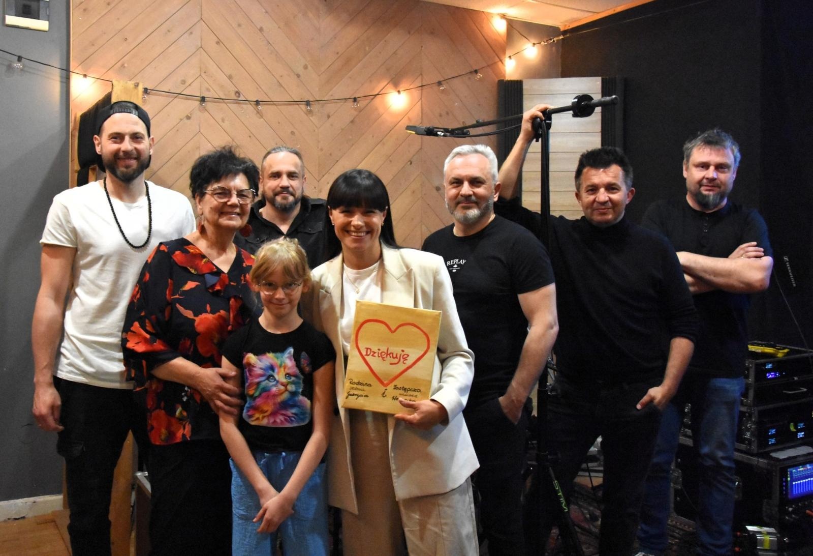 Zdjęcie w galerii na portalu naszwodzislaw.com: Spełnione marzenie 10-latki. Zespół Łzy zaprosił Weronikę na wyjątkową lekcję [FOTO] wiadomości z regionu