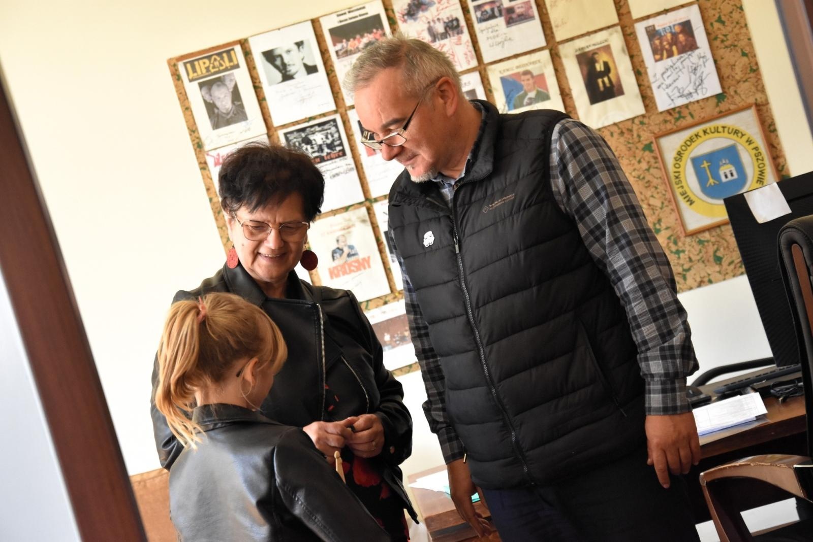 Zdjęcie w galerii na portalu naszwodzislaw.com: Spełnione marzenie 10-latki. Zespół Łzy zaprosił Weronikę na wyjątkową lekcję [FOTO] wiadomości z regionu