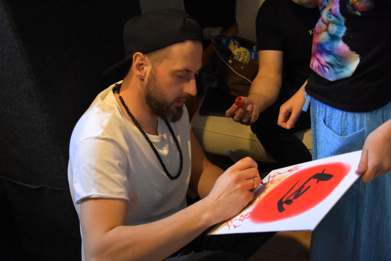 Zdjęcie w galerii na portalu naszwodzislaw.com: Spełnione marzenie 10-latki. Zespół Łzy zaprosił Weronikę na wyjątkową lekcję [FOTO] wiadomości z regionu