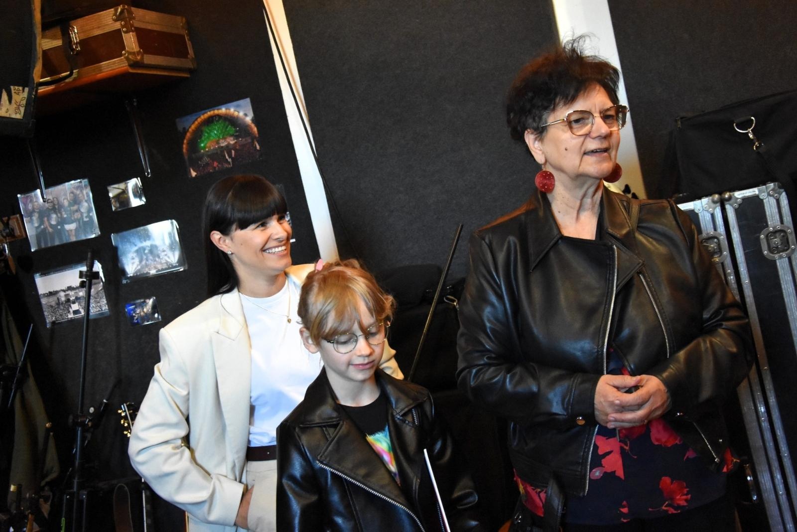 Zdjęcie w galerii na portalu naszwodzislaw.com: Spełnione marzenie 10-latki. Zespół Łzy zaprosił Weronikę na wyjątkową lekcję [FOTO] wiadomości z regionu