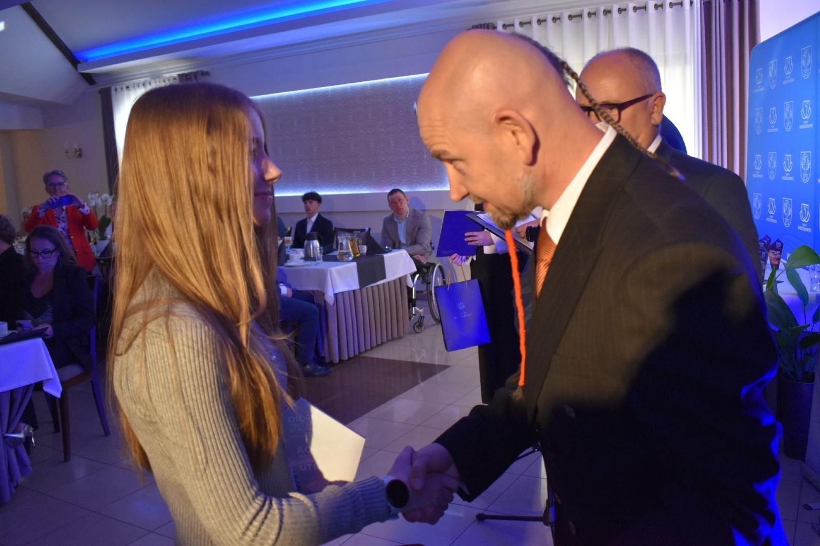 Zdjęcie w galerii na portalu naszwodzislaw.com: Najlepsi z najlepszych nagrodzeni. Gala Powiatu Wodzisławskiego 2026 za nami [FOTO] wiadomości z regionu