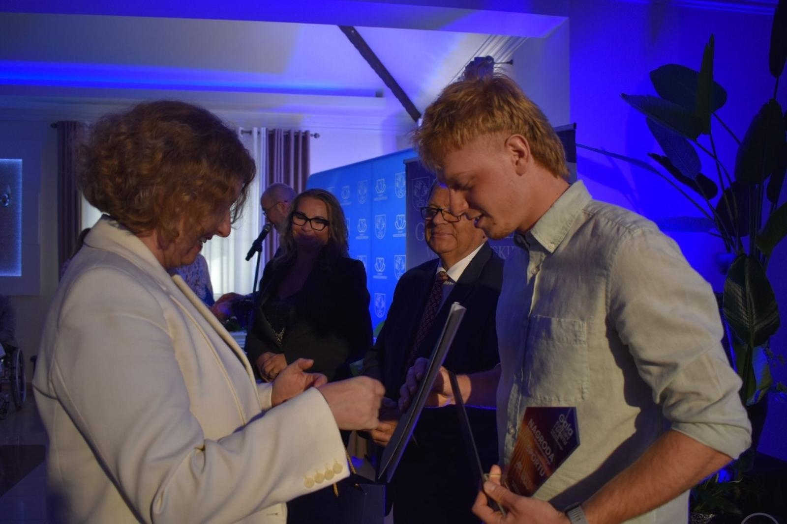 Zdjęcie w galerii na portalu naszwodzislaw.com: Najlepsi z najlepszych nagrodzeni. Gala Powiatu Wodzisławskiego 2026 za nami [FOTO] wiadomości z regionu