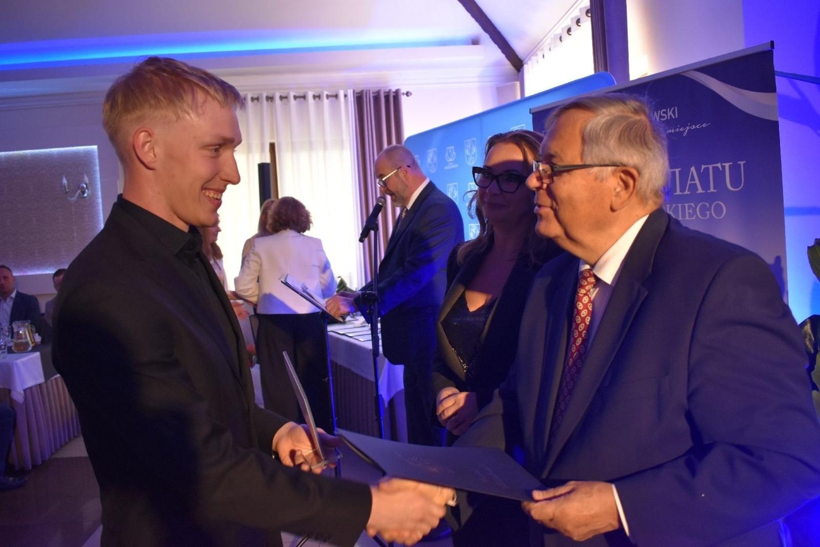 Zdjęcie w galerii na portalu naszwodzislaw.com: Najlepsi z najlepszych nagrodzeni. Gala Powiatu Wodzisławskiego 2026 za nami [FOTO] wiadomości z regionu
