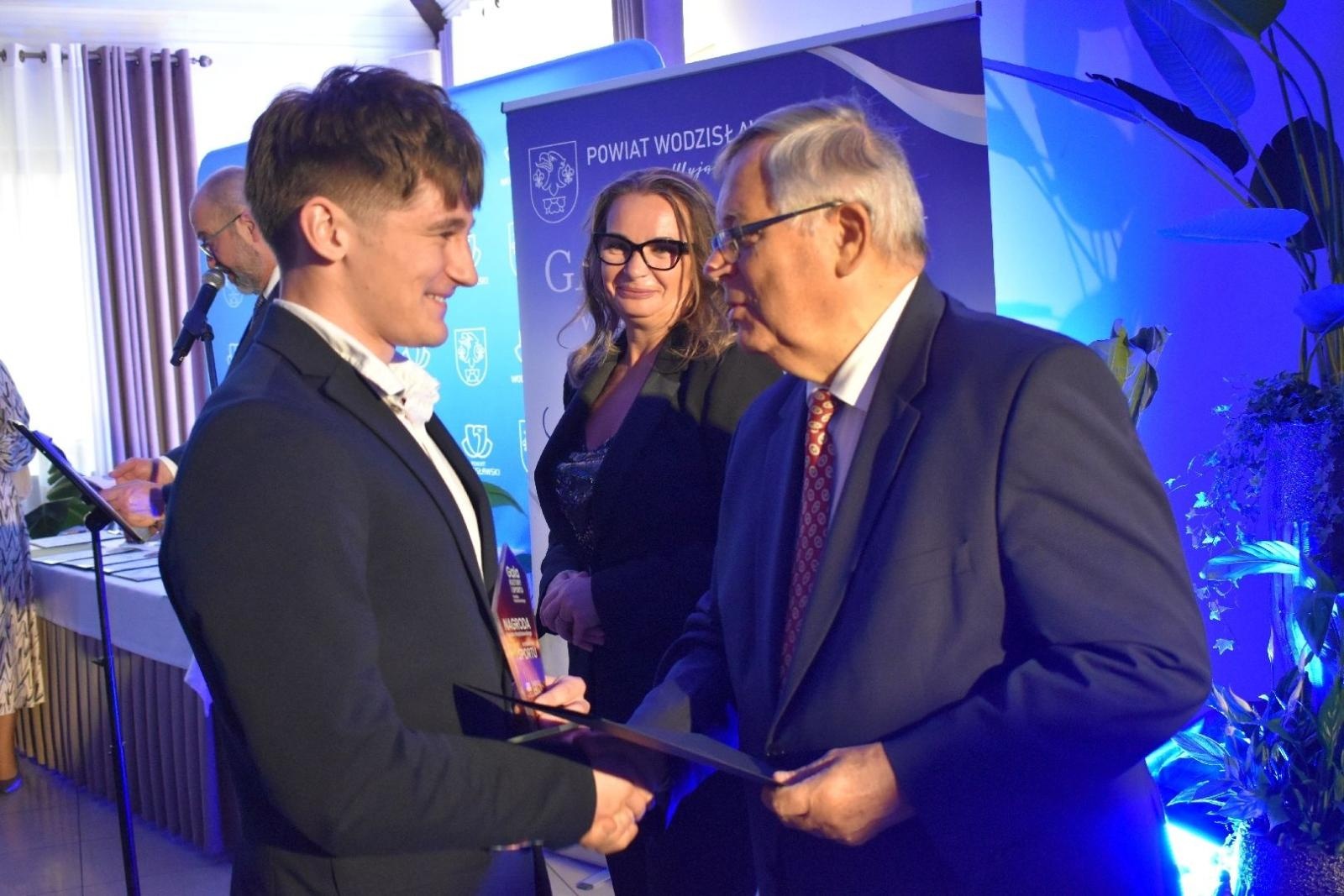 Zdjęcie w galerii na portalu naszwodzislaw.com: Najlepsi z najlepszych nagrodzeni. Gala Powiatu Wodzisławskiego 2026 za nami [FOTO] wiadomości z regionu