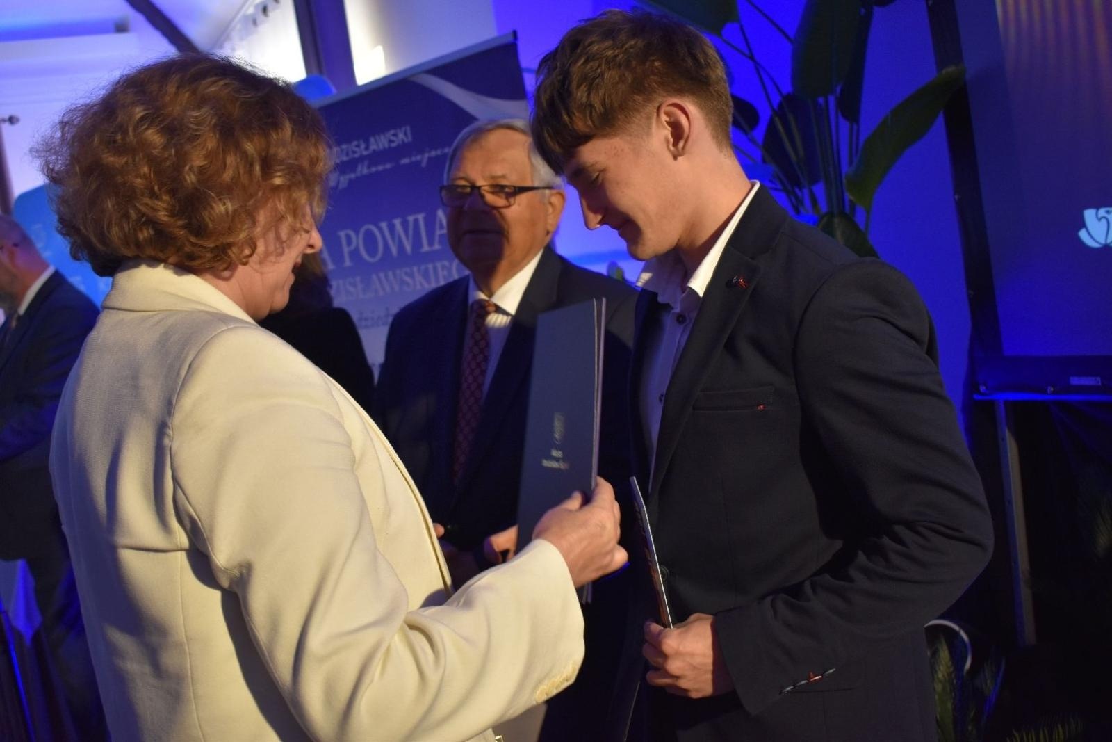 Zdjęcie w galerii na portalu naszwodzislaw.com: Najlepsi z najlepszych nagrodzeni. Gala Powiatu Wodzisławskiego 2026 za nami [FOTO] wiadomości z regionu