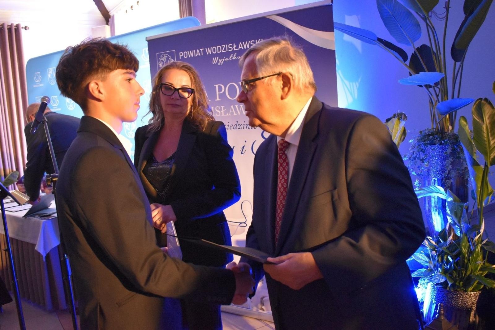 Zdjęcie w galerii na portalu naszwodzislaw.com: Najlepsi z najlepszych nagrodzeni. Gala Powiatu Wodzisławskiego 2026 za nami [FOTO] wiadomości z regionu
