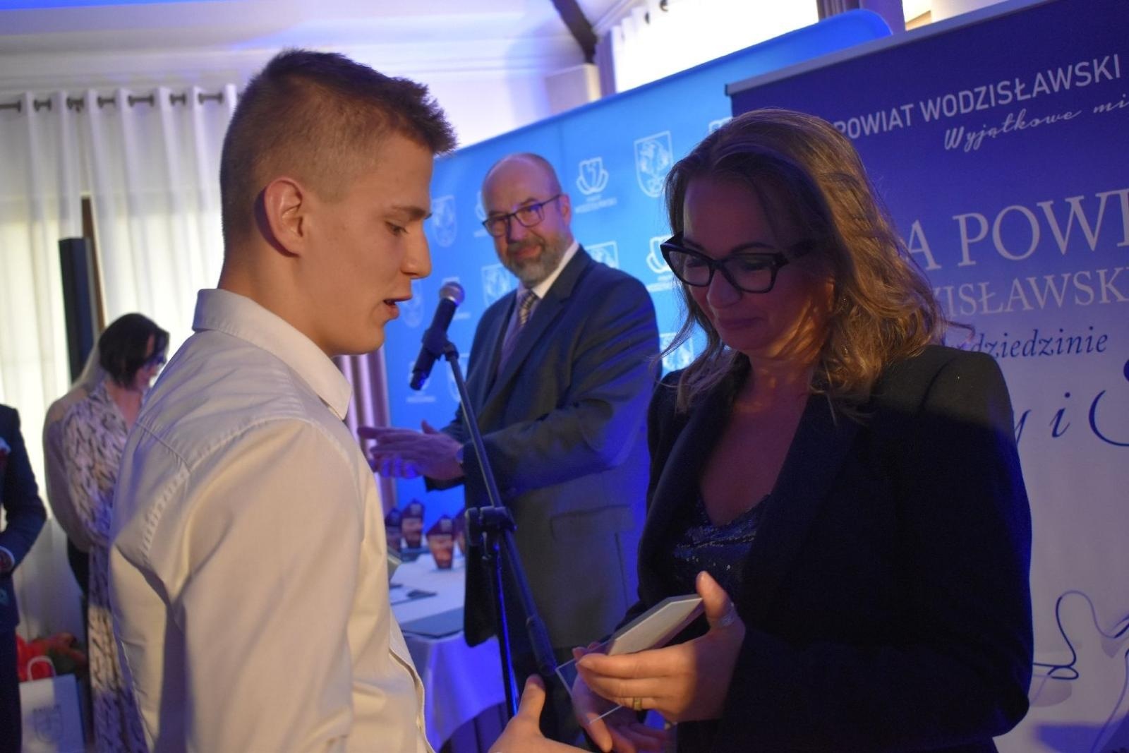 Zdjęcie w galerii na portalu naszwodzislaw.com: Najlepsi z najlepszych nagrodzeni. Gala Powiatu Wodzisławskiego 2026 za nami [FOTO] wiadomości z regionu