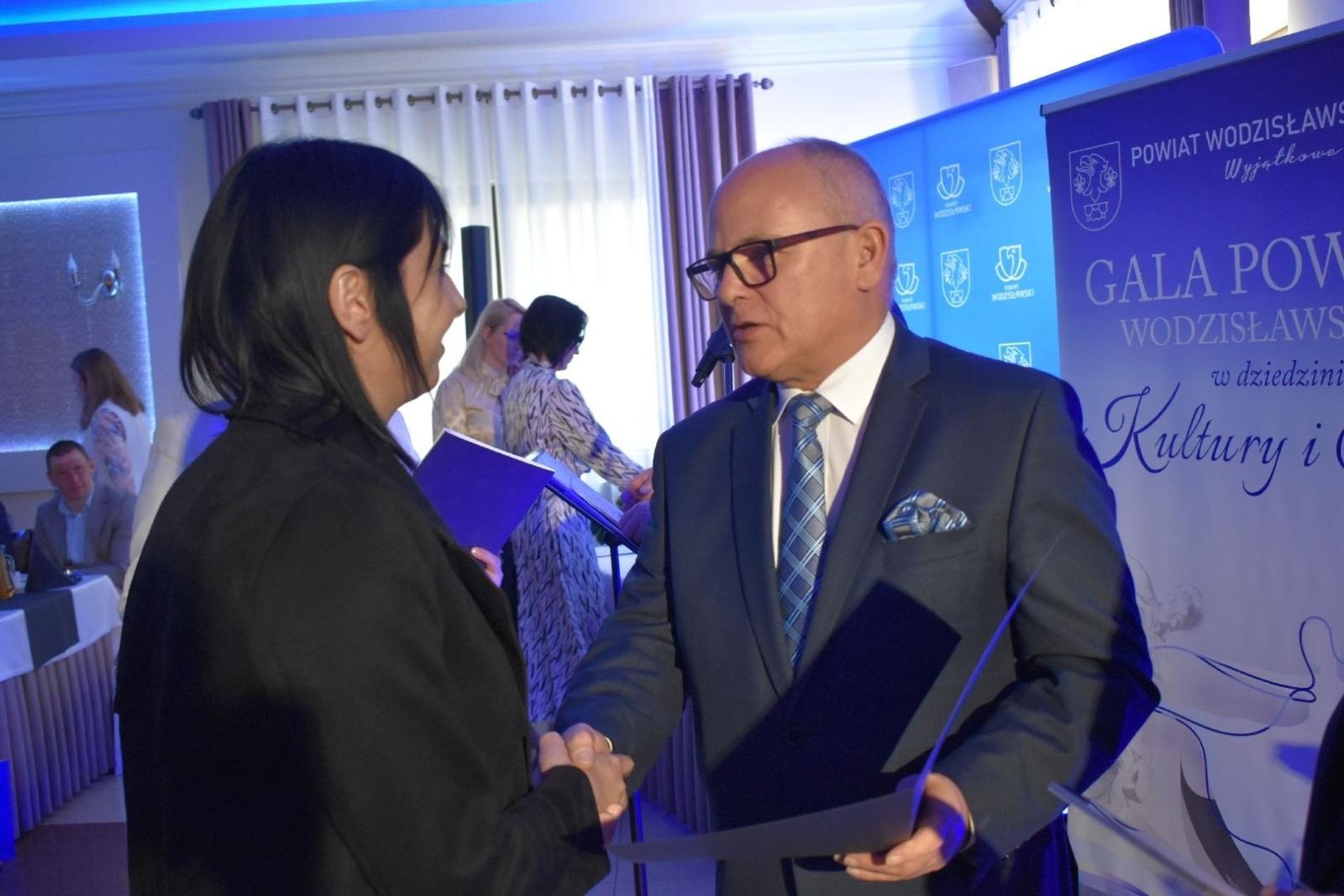 Zdjęcie w galerii na portalu naszwodzislaw.com: Najlepsi z najlepszych nagrodzeni. Gala Powiatu Wodzisławskiego 2026 za nami [FOTO] wiadomości z regionu