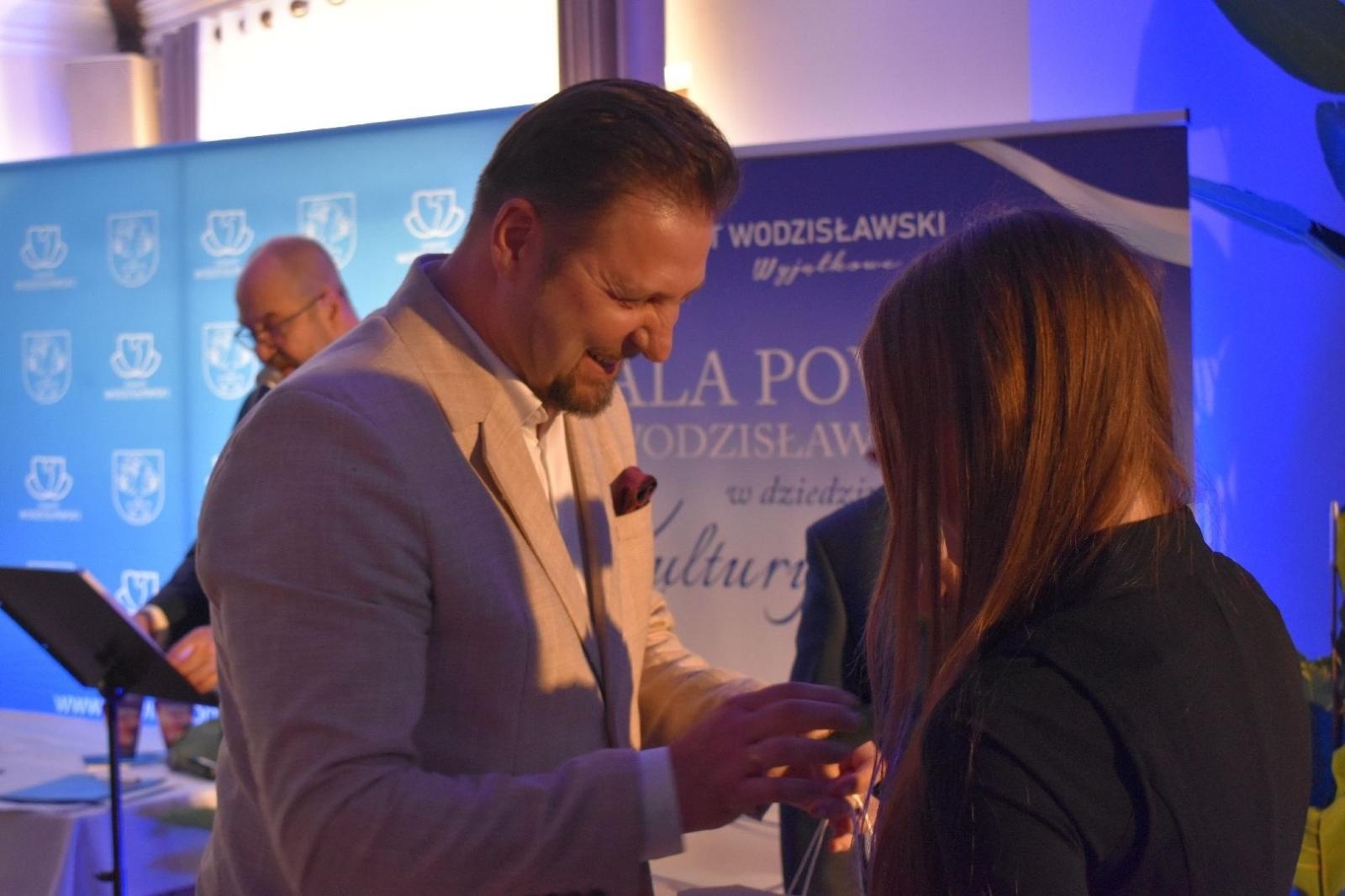Zdjęcie w galerii na portalu naszwodzislaw.com: Najlepsi z najlepszych nagrodzeni. Gala Powiatu Wodzisławskiego 2026 za nami [FOTO] wiadomości z regionu