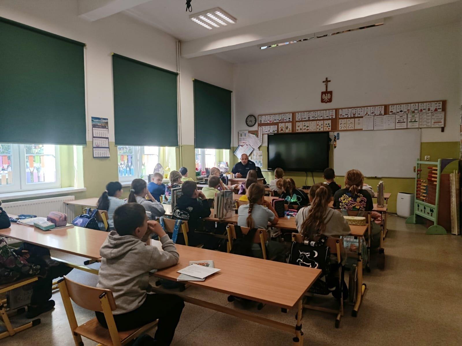 Zdjęcie w galerii na portalu naszwodzislaw.com: Policjant w szkolnej ławce. Wyjątkowa lekcja bezpieczeństwa w Wodzisławiu Śląskim wiadomości z regionu