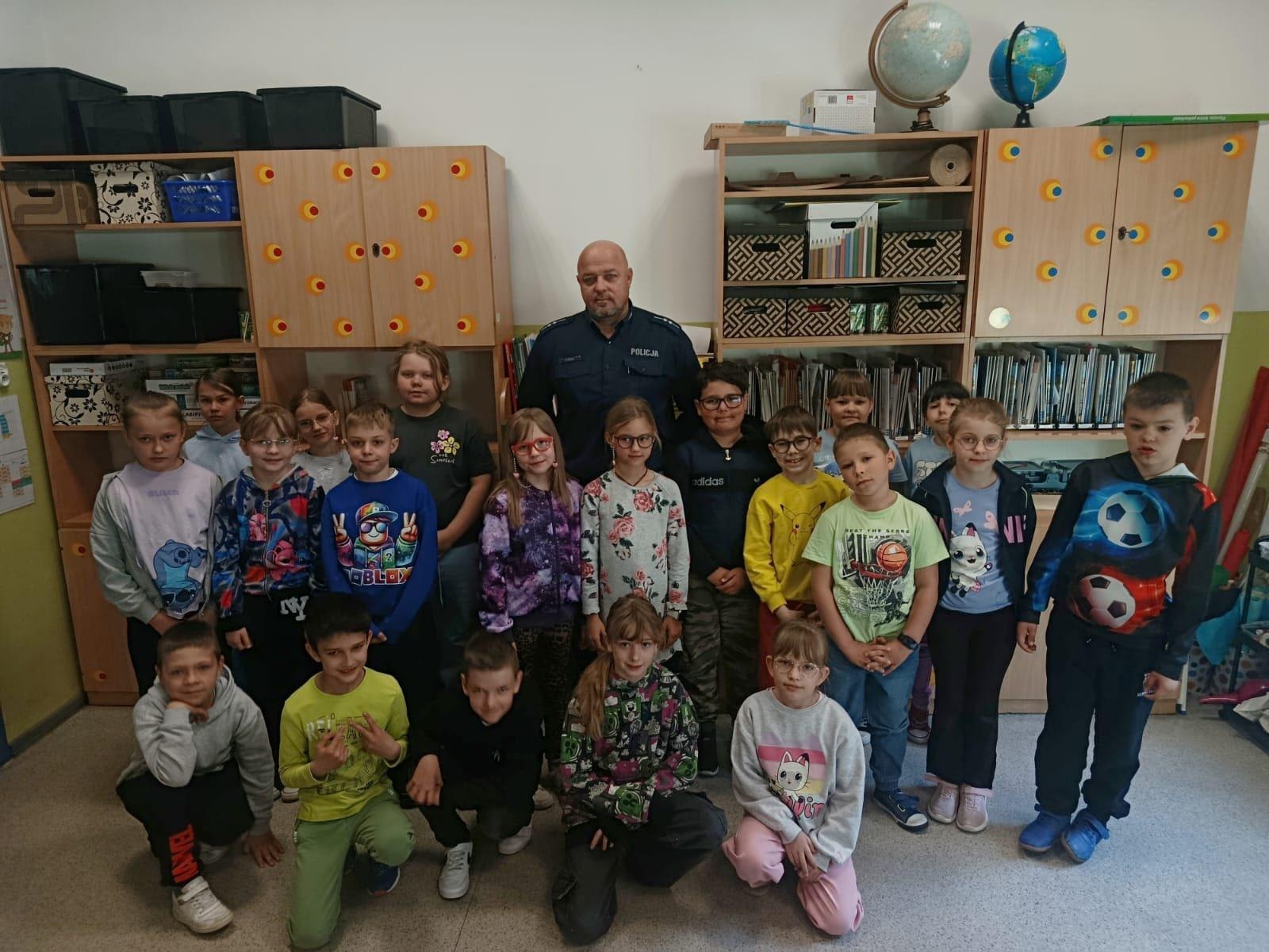 Zdjęcie w galerii na portalu naszwodzislaw.com: Policjant w szkolnej ławce. Wyjątkowa lekcja bezpieczeństwa w Wodzisławiu Śląskim wiadomości z regionu