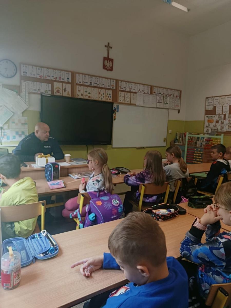 Zdjęcie w galerii na portalu naszwodzislaw.com: Policjant w szkolnej ławce. Wyjątkowa lekcja bezpieczeństwa w Wodzisławiu Śląskim wiadomości z regionu