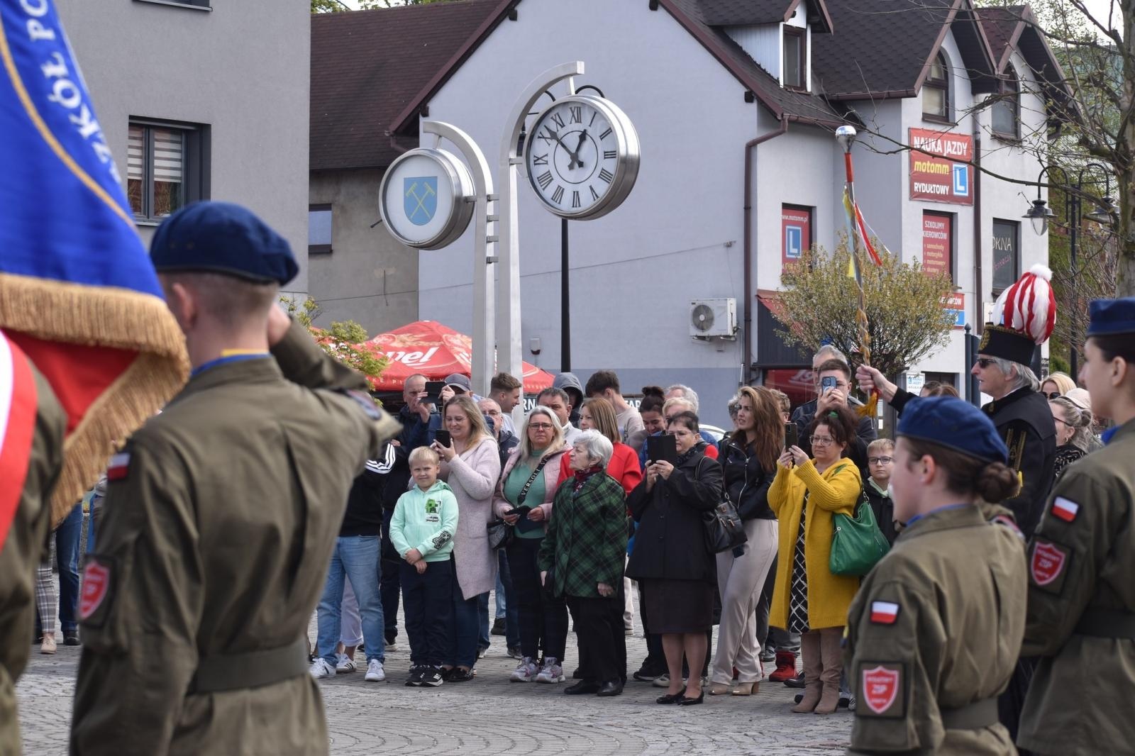 Zdjęcie w galerii na portalu naszwodzislaw.com: Ślubowanie kadetów w Rydułtowach. Młodzież rozpoczęła wojskową drogę wiadomości z regionu