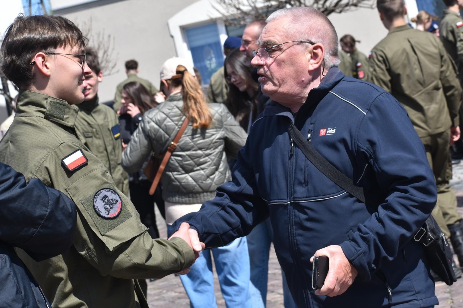 Zdjęcie w galerii na portalu naszwodzislaw.com: Ślubowanie kadetów w Rydułtowach. Młodzież rozpoczęła wojskową drogę wiadomości z regionu