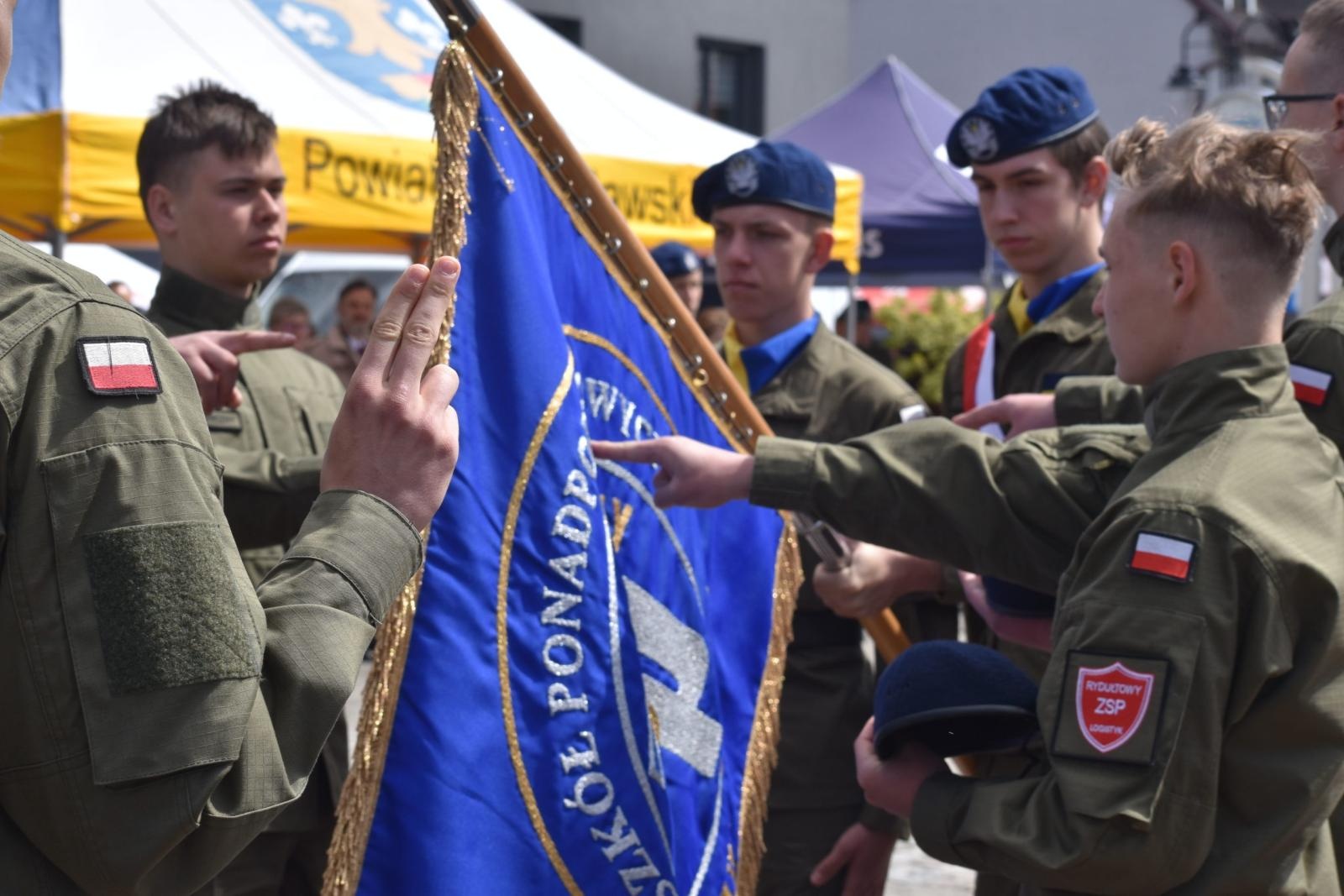 Zdjęcie w galerii na portalu naszwodzislaw.com: Ślubowanie kadetów w Rydułtowach. Młodzież rozpoczęła wojskową drogę wiadomości z regionu
