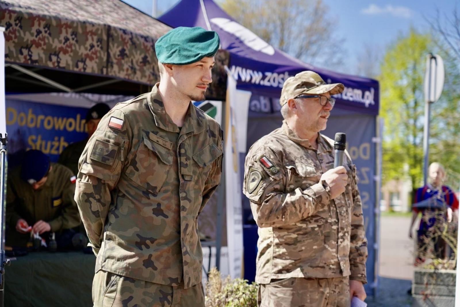 Zdjęcie w galerii na portalu naszwodzislaw.com: Ślubowanie kadetów w Rydułtowach. Młodzież rozpoczęła wojskową drogę wiadomości z regionu