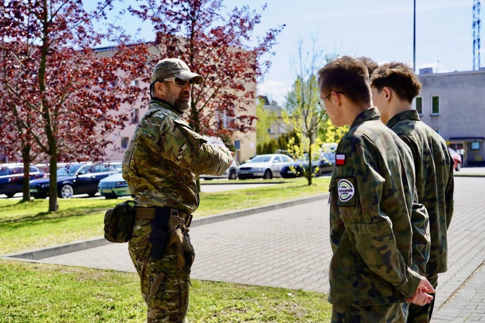 Zdjęcie w galerii na portalu naszwodzislaw.com: Ślubowanie kadetów w Rydułtowach. Młodzież rozpoczęła wojskową drogę wiadomości z regionu