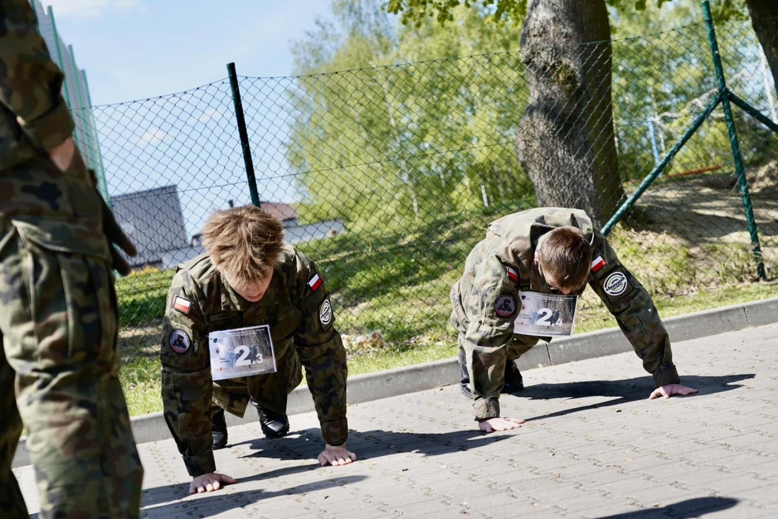 Zdjęcie w galerii na portalu naszwodzislaw.com: Ślubowanie kadetów w Rydułtowach. Młodzież rozpoczęła wojskową drogę wiadomości z regionu